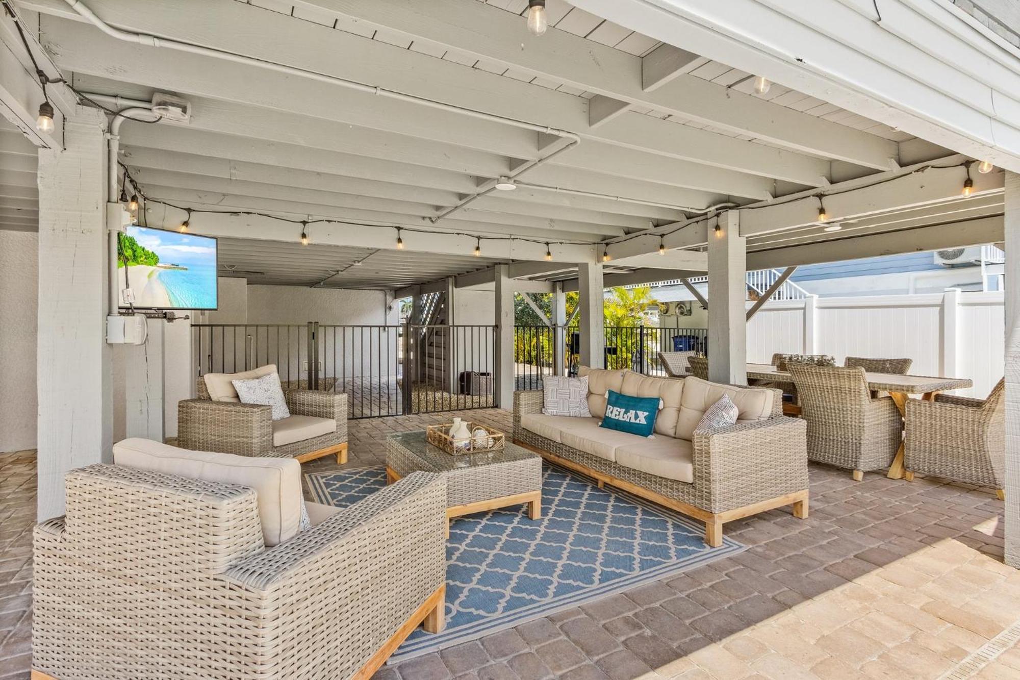 Holiday home Charming Oasis: Heated Pool, & Access
