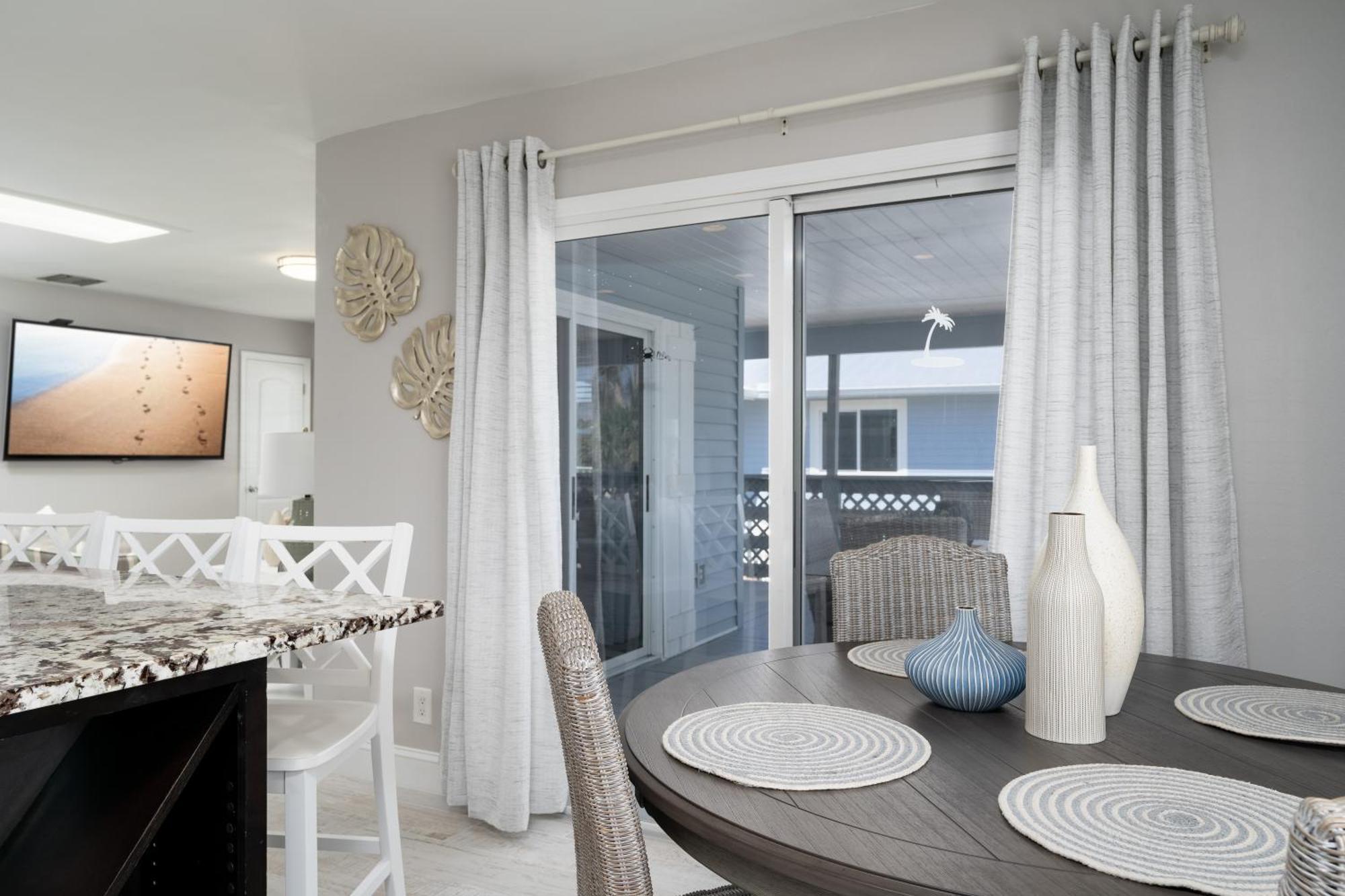 Charming Oasis: Heated Pool, & Access Holiday home *