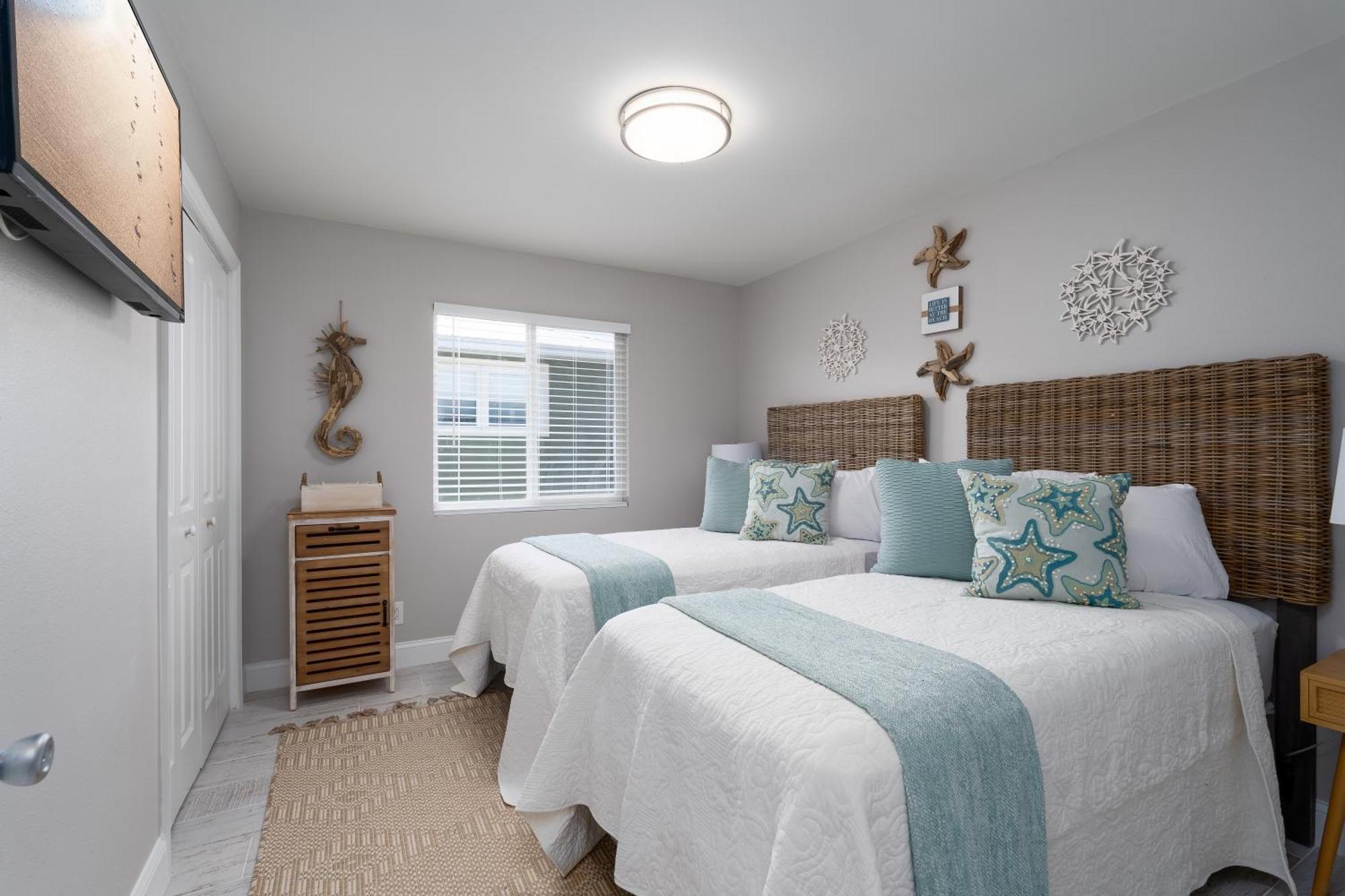 Holiday home Charming Oasis: Heated Pool, & Access *