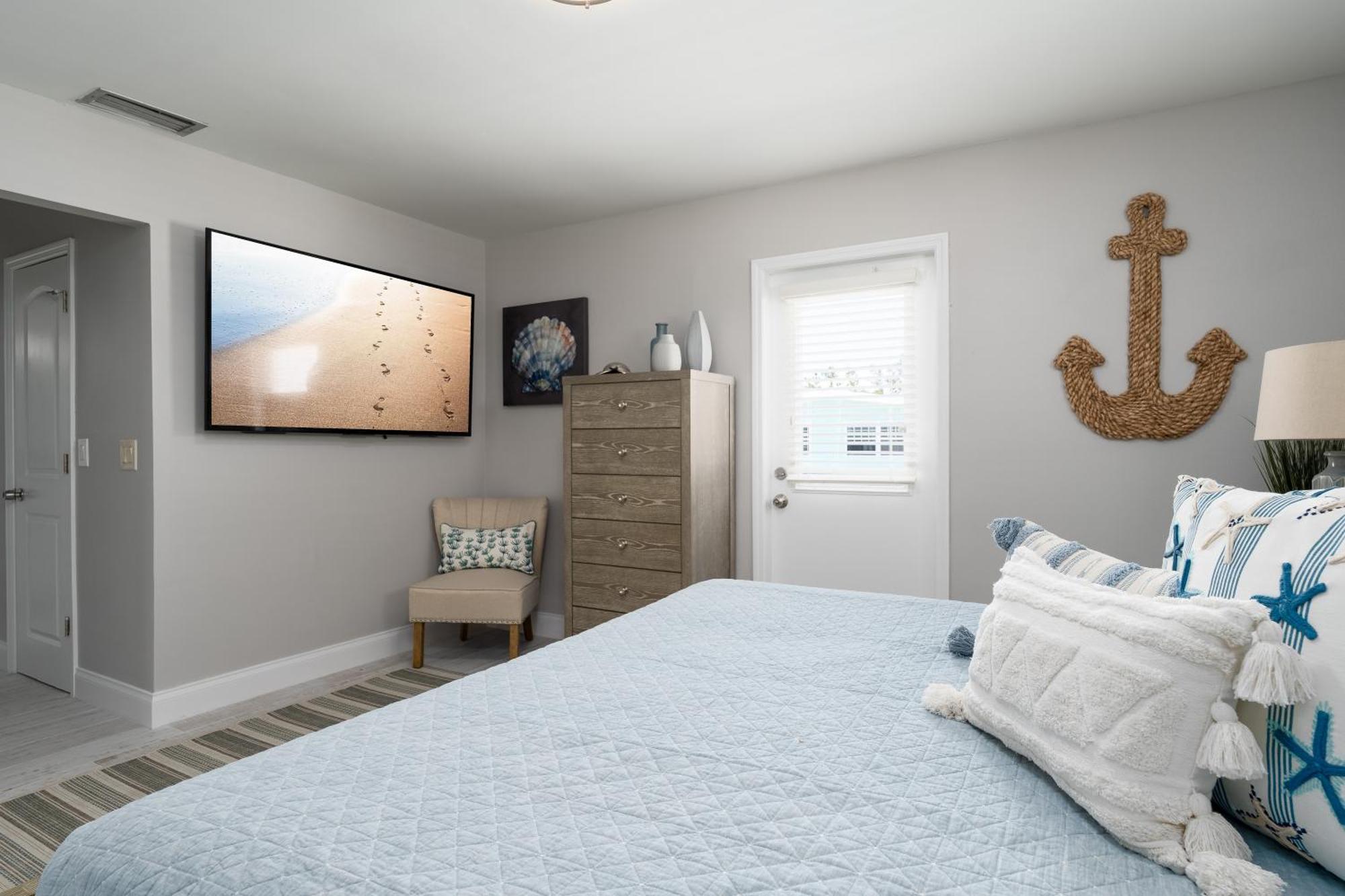 Charming Oasis: Heated Pool, & Access Fort Myers Beach