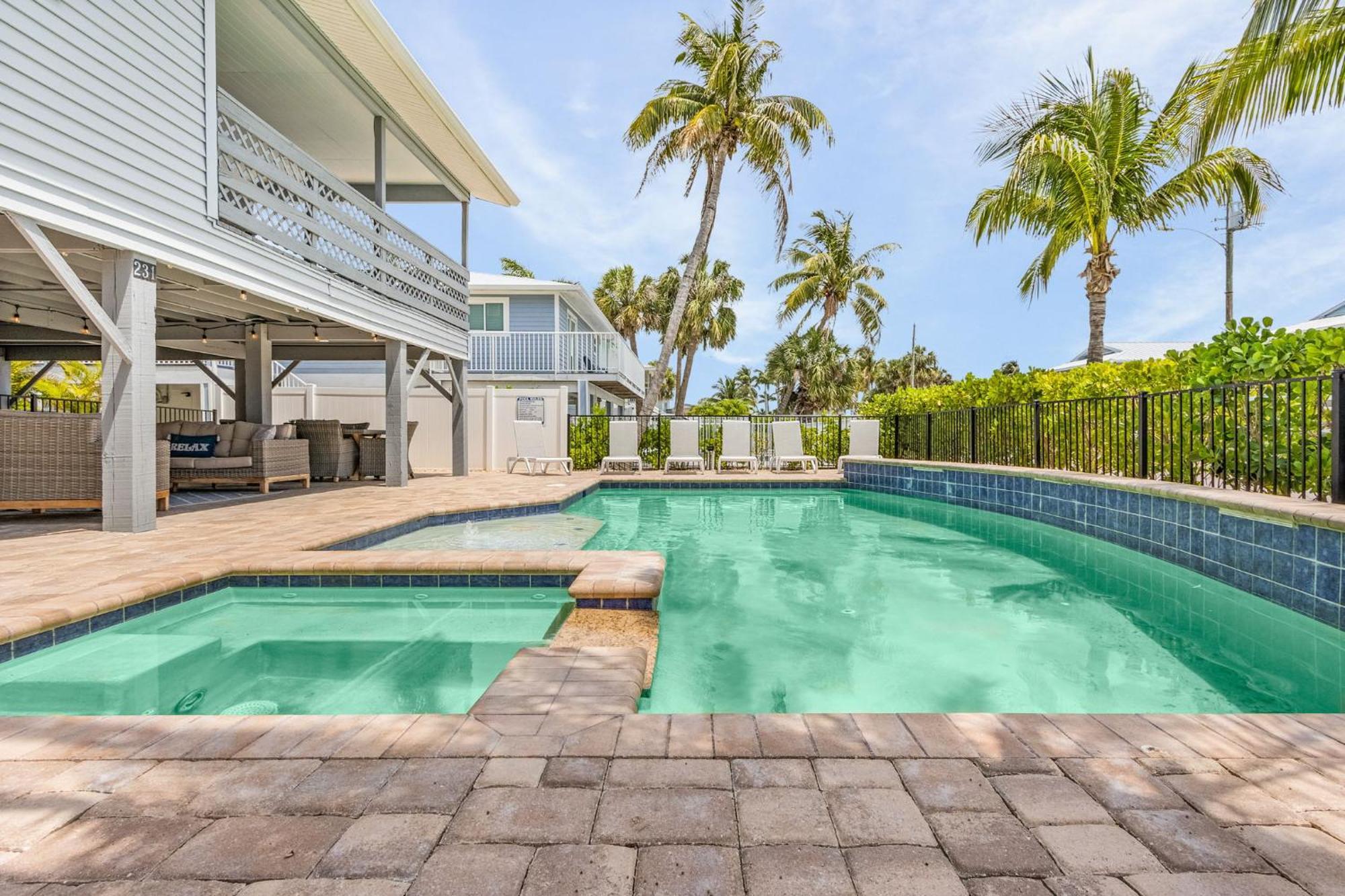Charming Oasis: Heated Pool, & Access Holiday home Fort Myers Beach