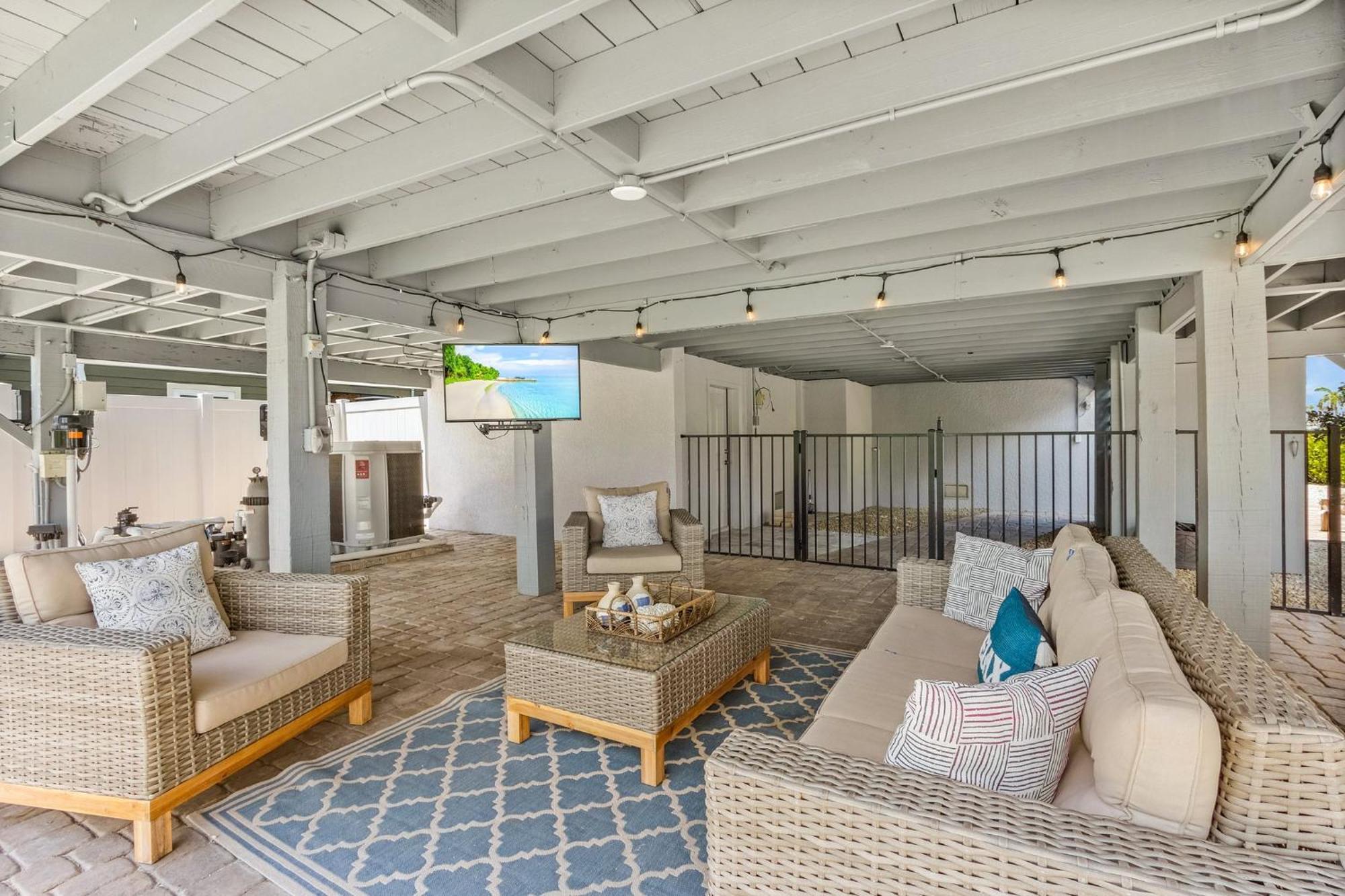 Holiday home Charming Oasis: Heated Pool, & Access *