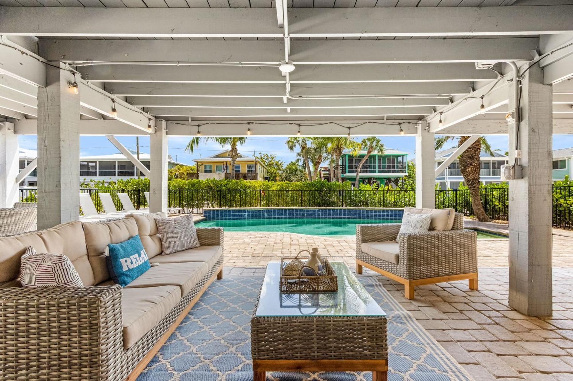 Holiday home Charming Oasis: Heated Pool, & Access