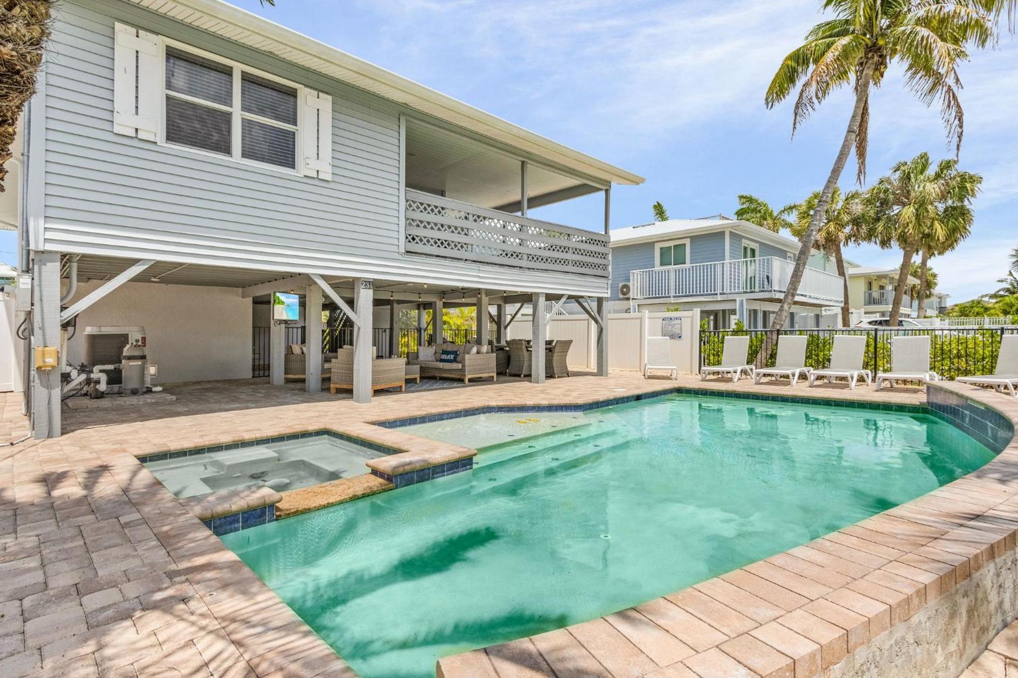Holiday home Charming Oasis: Heated Pool, & Access Fort Myers Beach