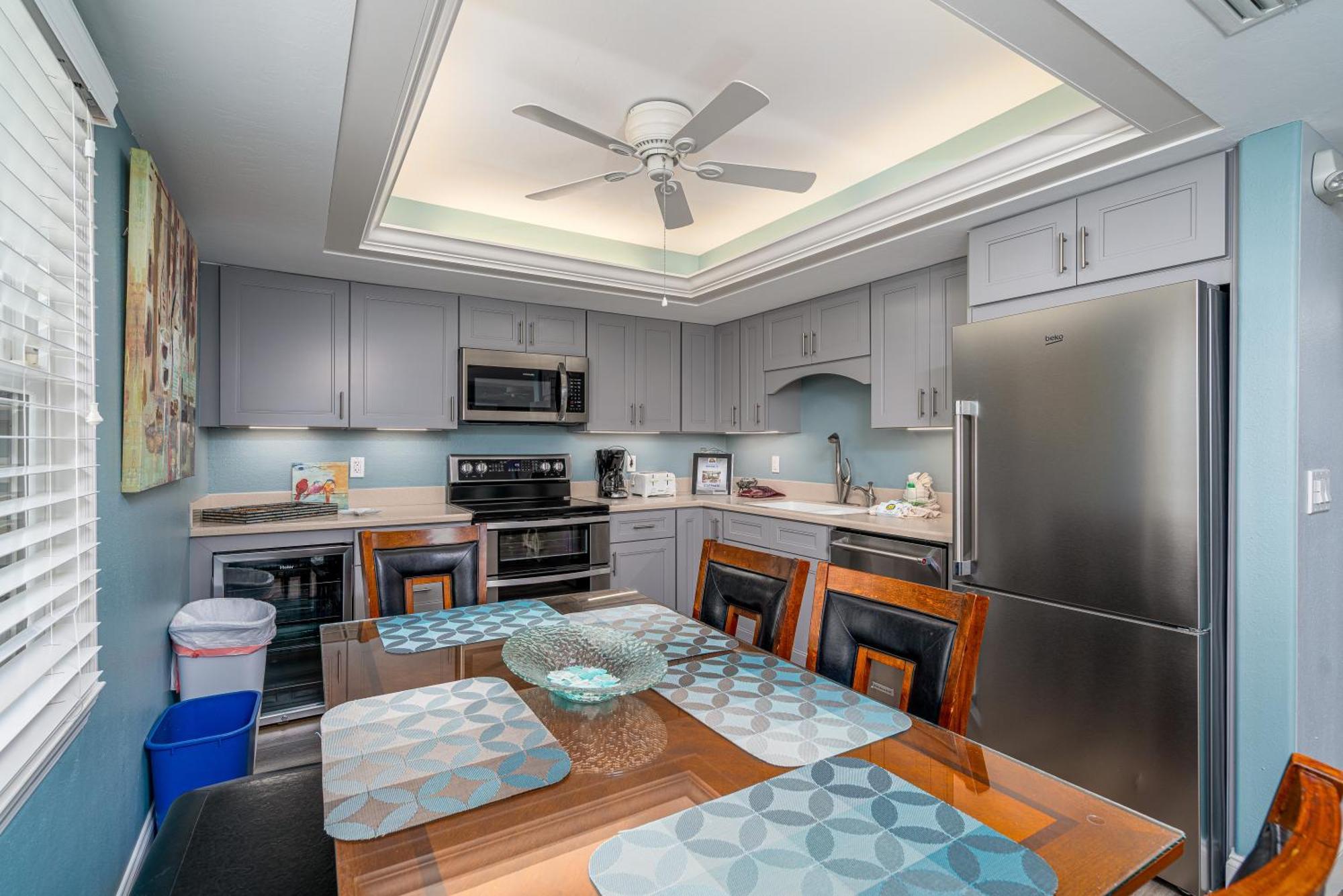 Island Haven: Two Units, Pool, Proximity *