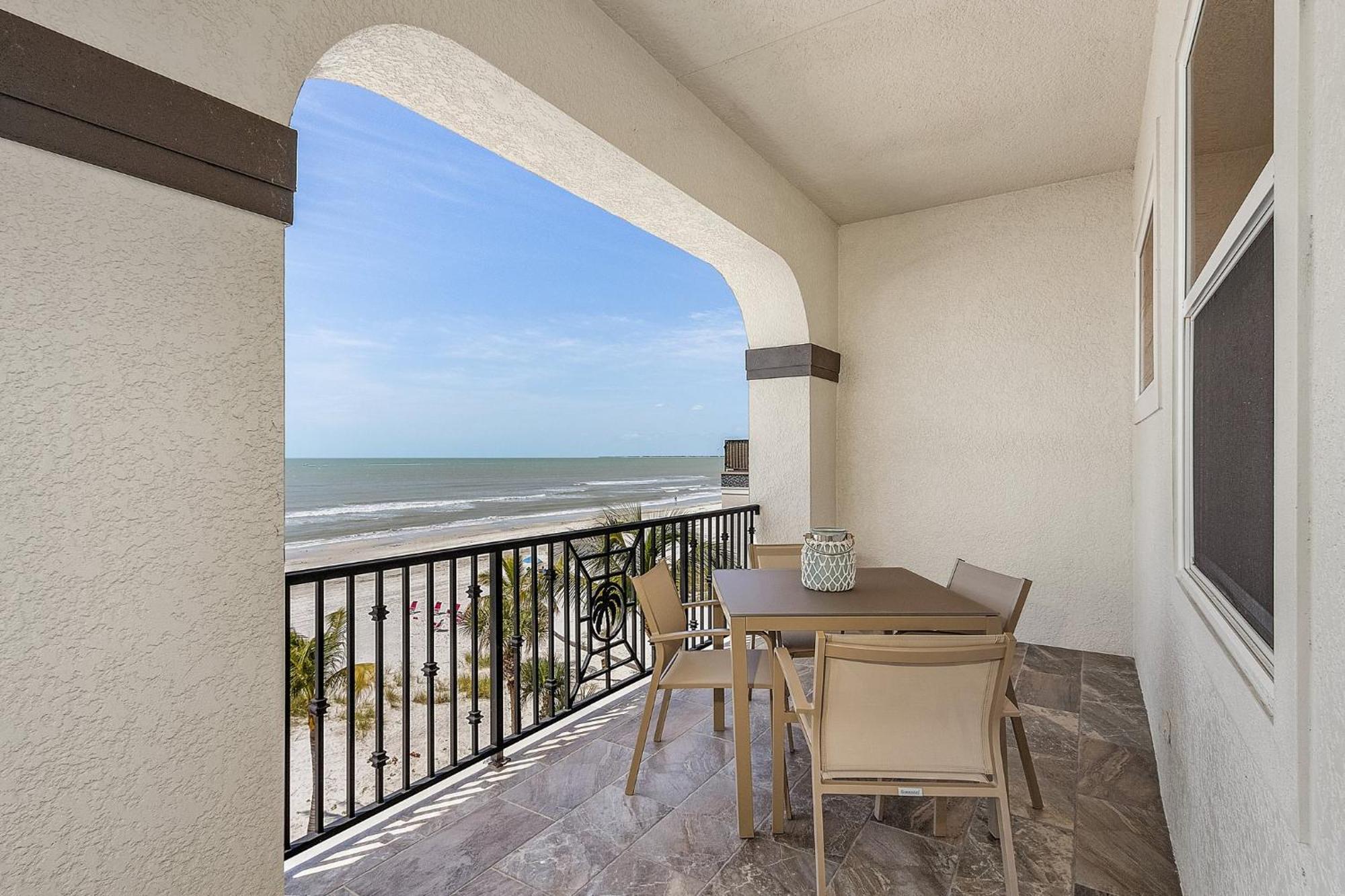 Gulf-front 5br: Pool, Spa, Stunning Views Holiday home