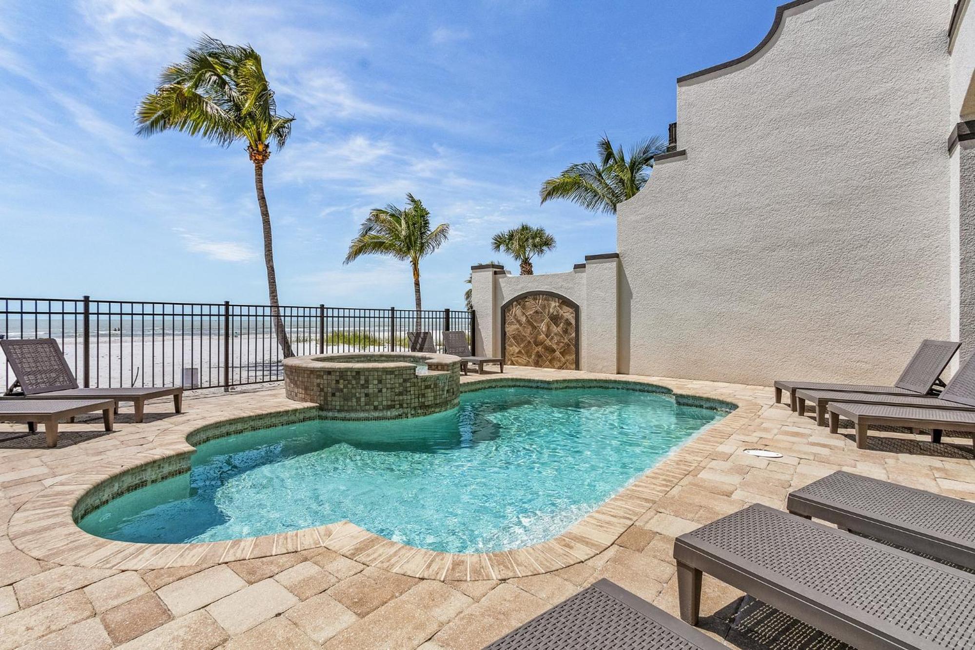 Holiday home Gulf-front 5br: Pool, Spa, Stunning Views Fort Myers Beach