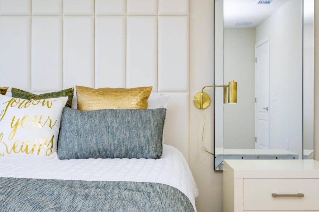 Modern Townhome 5 Beds 3 Kings Private Pool Holiday home *
