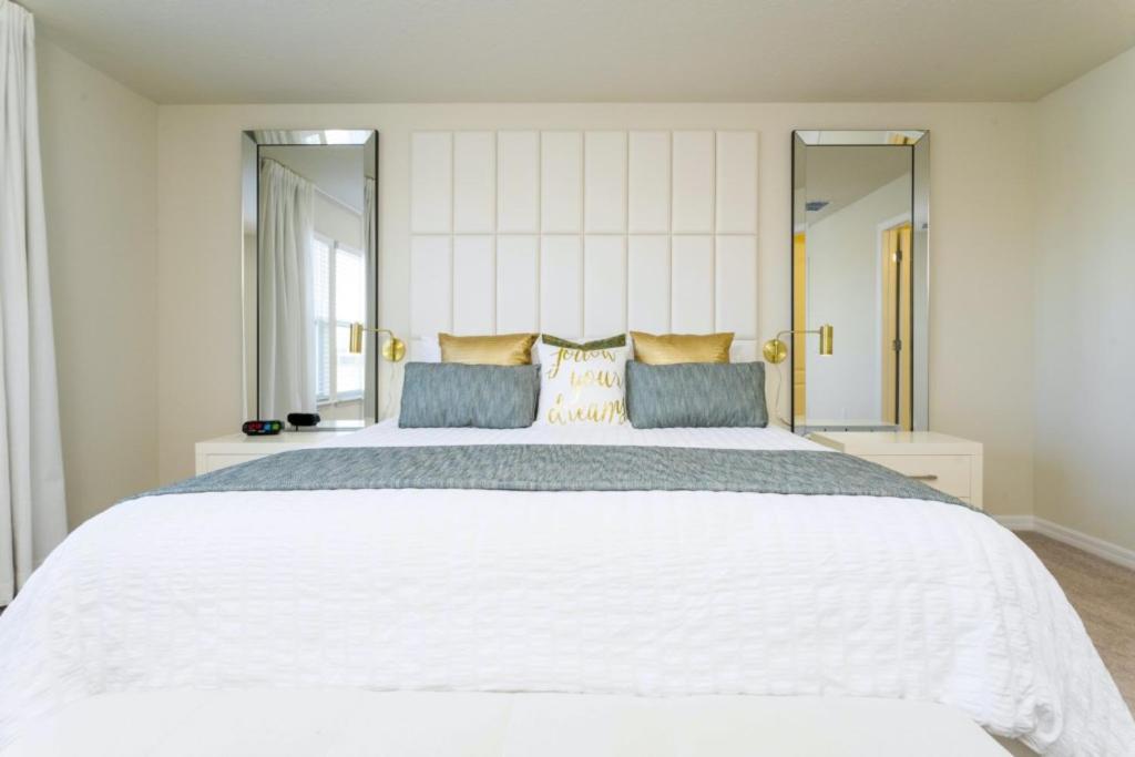Modern Townhome 5 Beds 3 Kings Private Pool Holiday home *