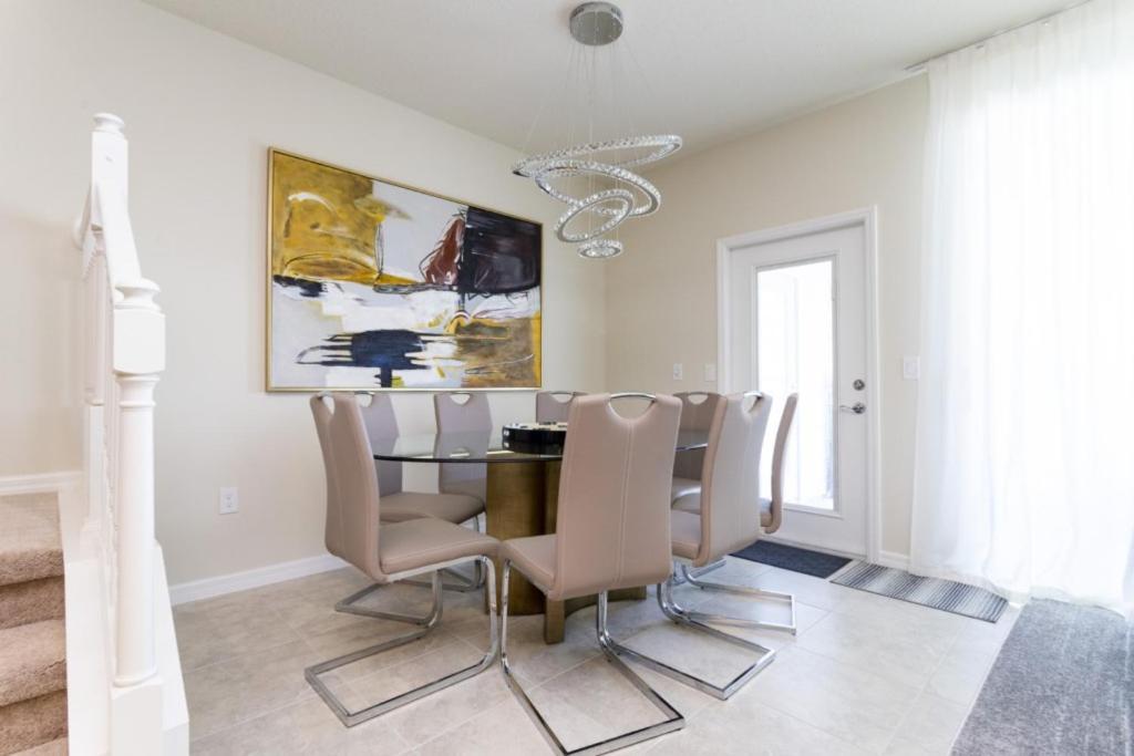 Modern Townhome 5 Beds 3 Kings Private Pool Holiday home *