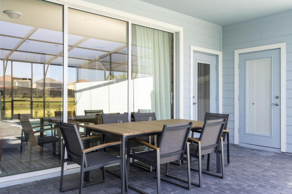 Modern Townhome 5 Beds 3 Kings Private Pool Holiday home *