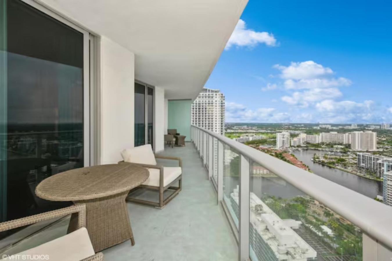 Apartment Lyfe Building - Private Apts Over The
