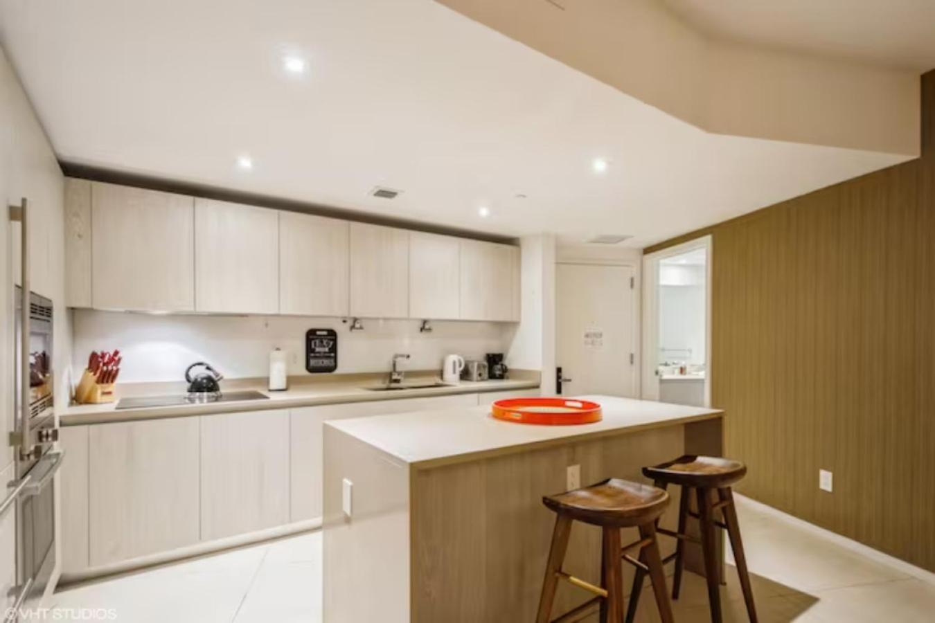 Apartment Lyfe Building - Private Apts Over The
