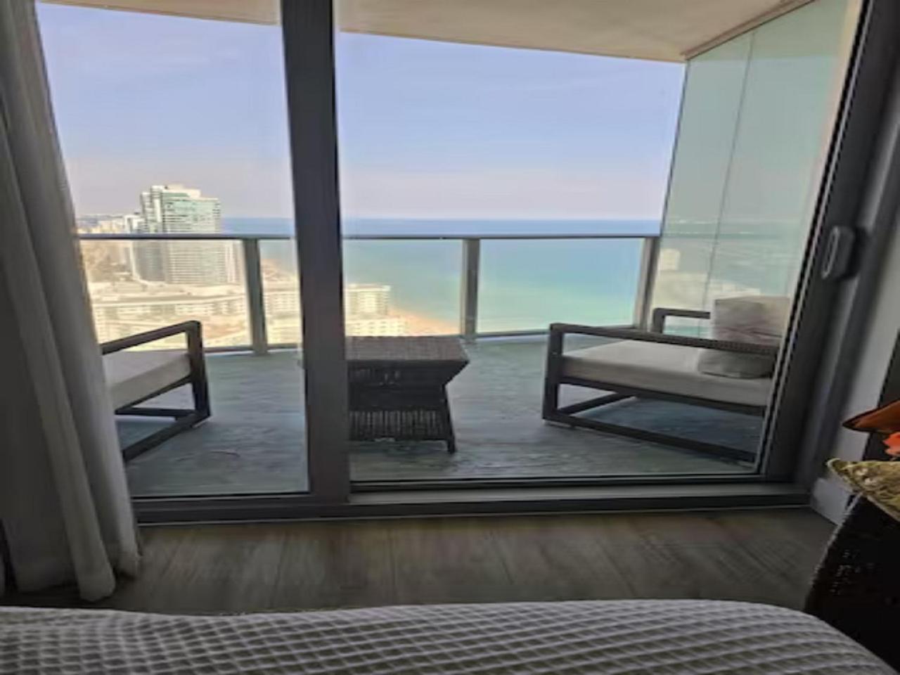 Apartment Lyfe Building - Private Apts Over The Hollywood
