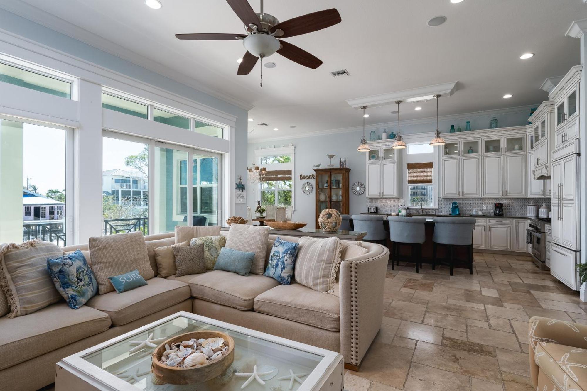 Freshly Squeezed: 5br, Pool, & Canal Views Holiday home