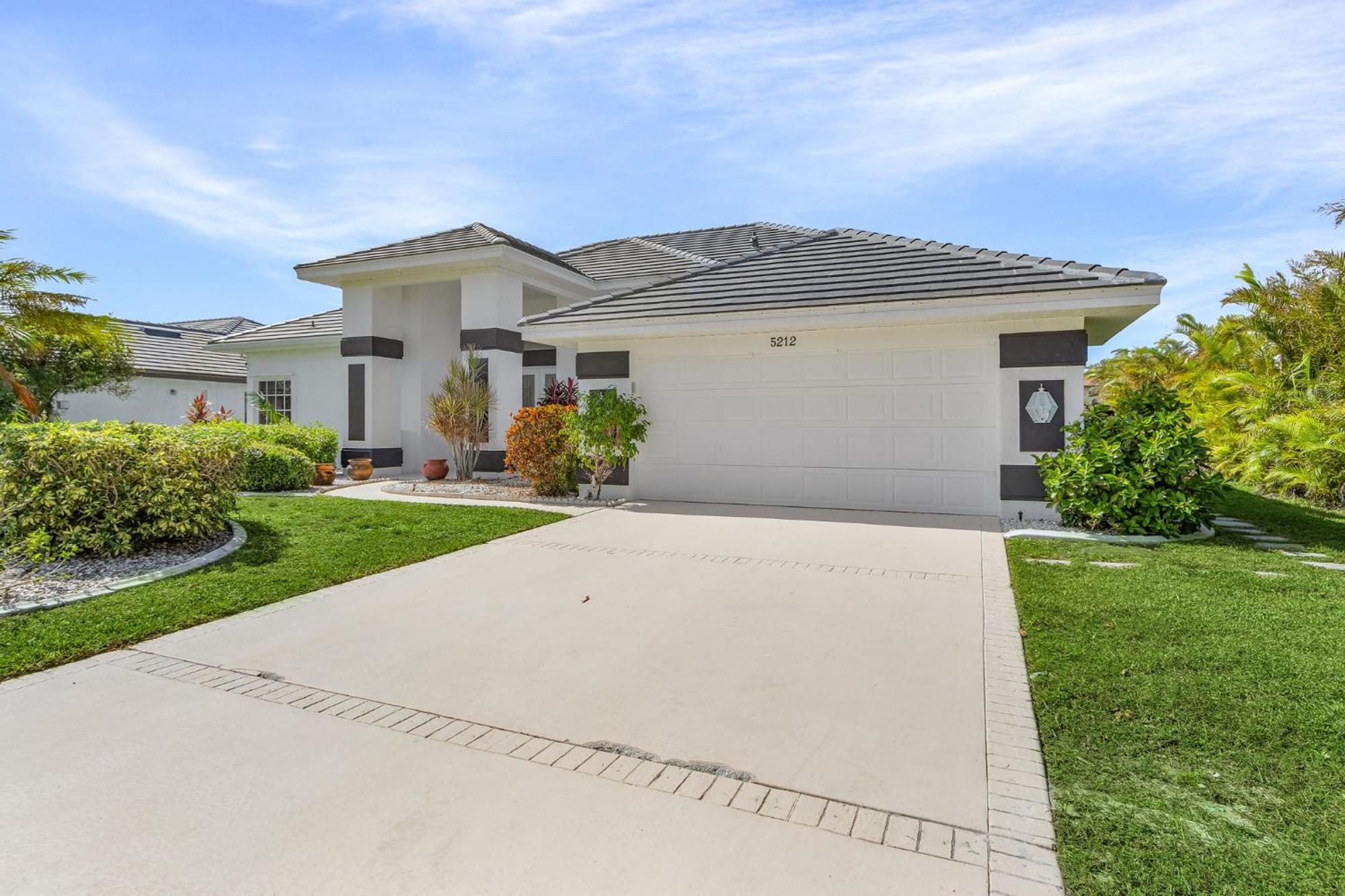 Experience Luxury- Gulf Access, Stunning Canal Views, Heated Pool- Avalon - Roelens