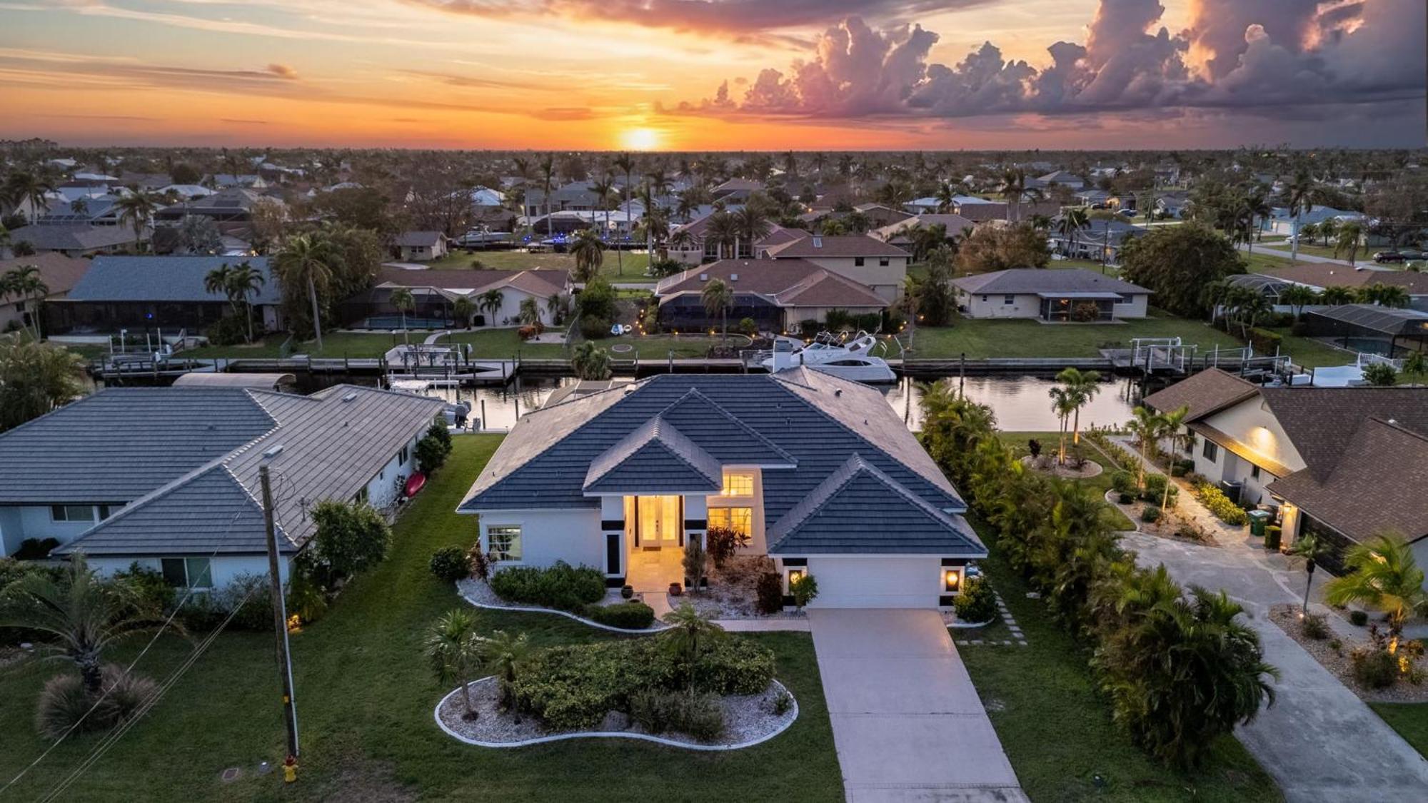 Experience Luxury- Gulf Access, Stunning Canal Views, Heated Pool- Avalon - Roelens