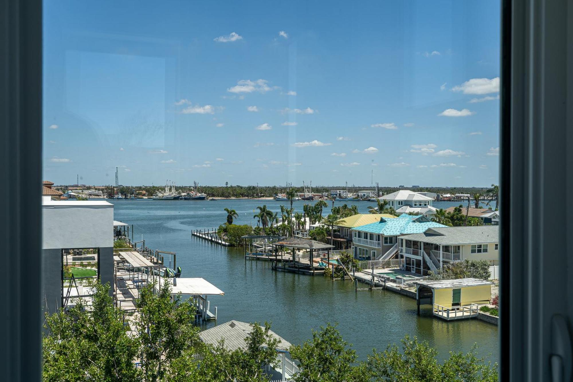 Freshly Squeezed: 5br, Pool, & Canal Views *