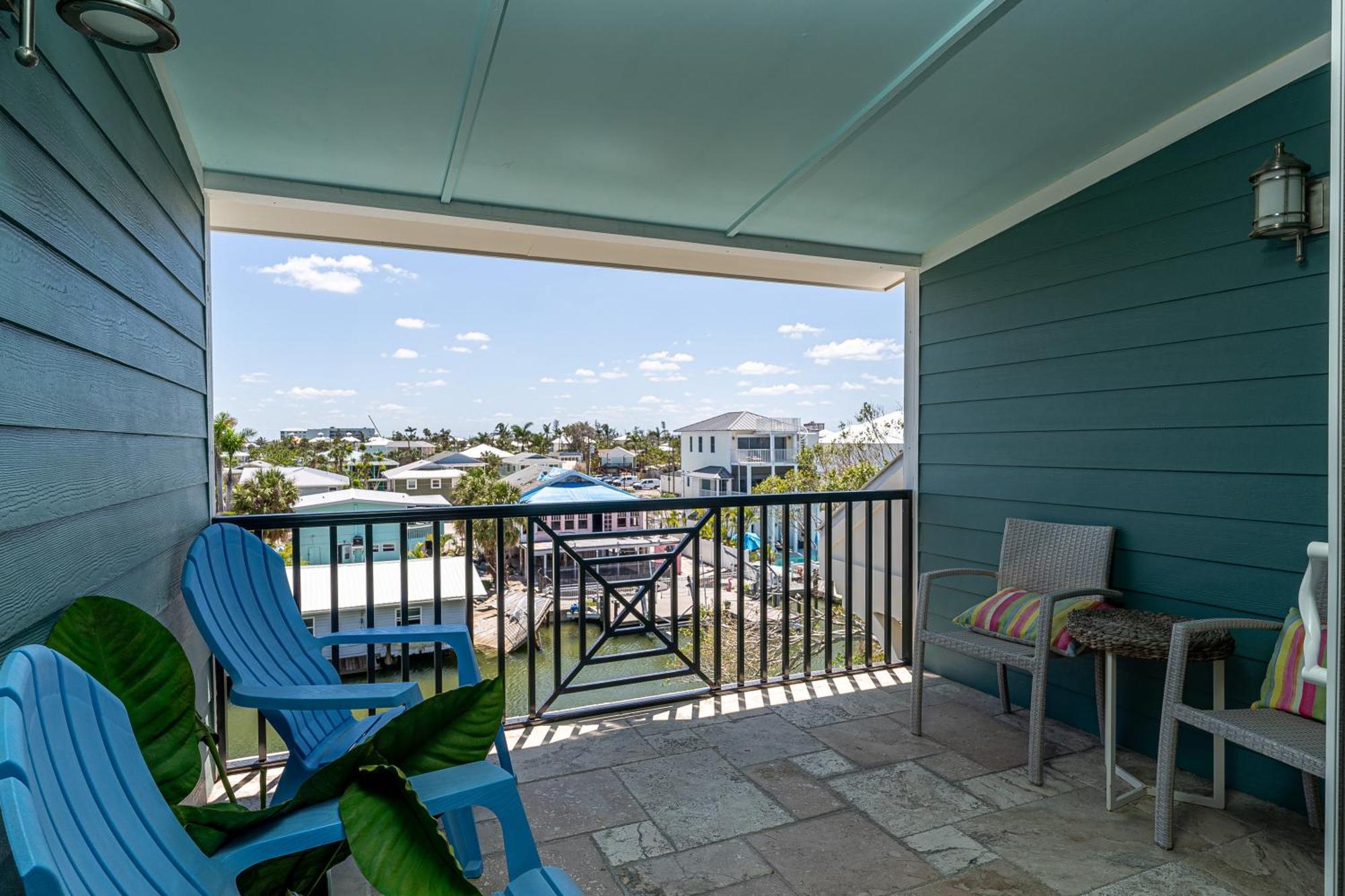 Freshly Squeezed: 5br, Pool, & Canal Views Holiday home