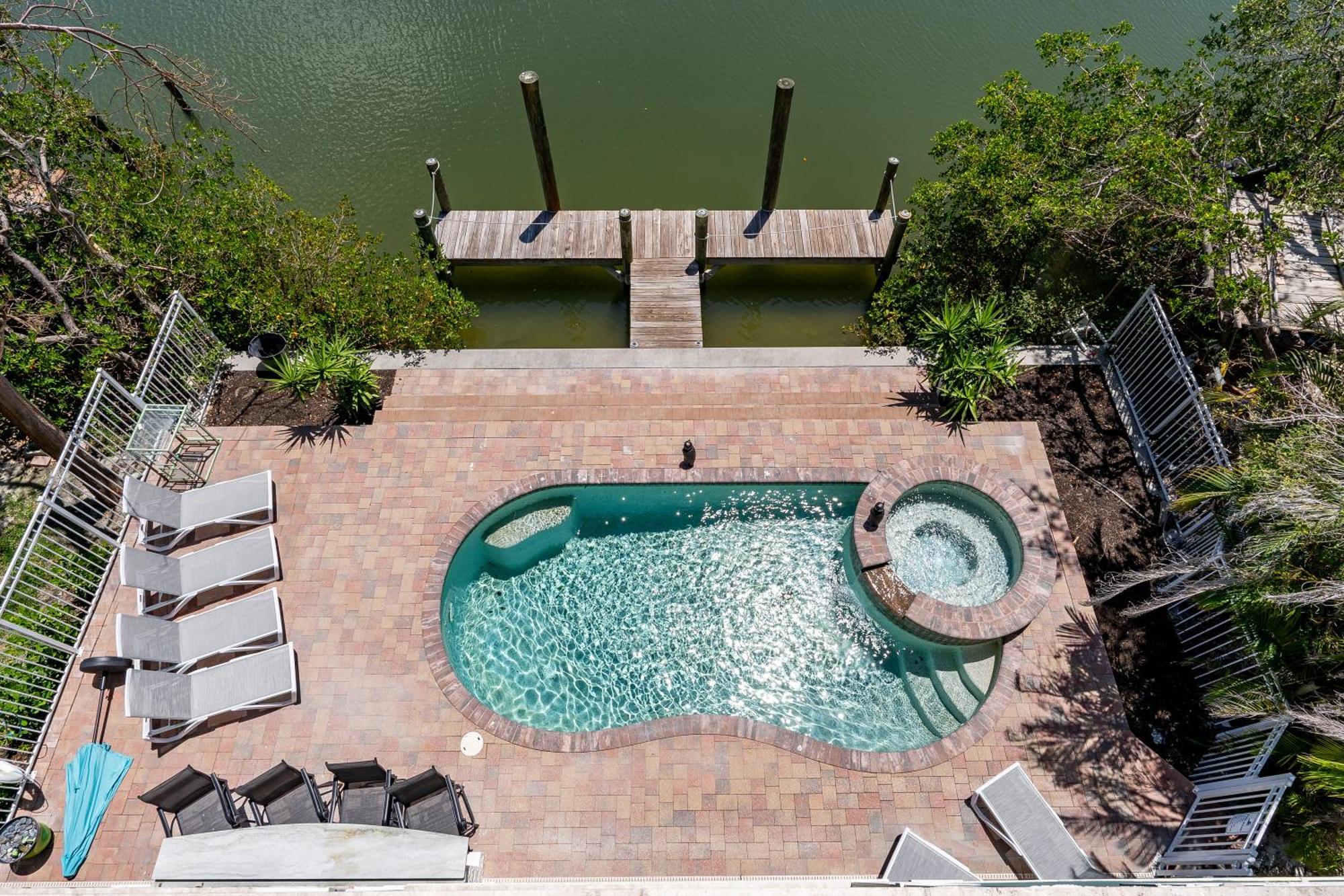 Freshly Squeezed: 5br, Pool, & Canal Views