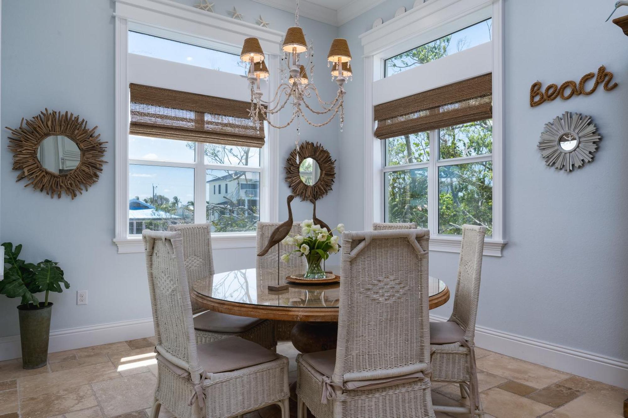 Freshly Squeezed: 5br, Pool, & Canal Views Fort Myers Beach