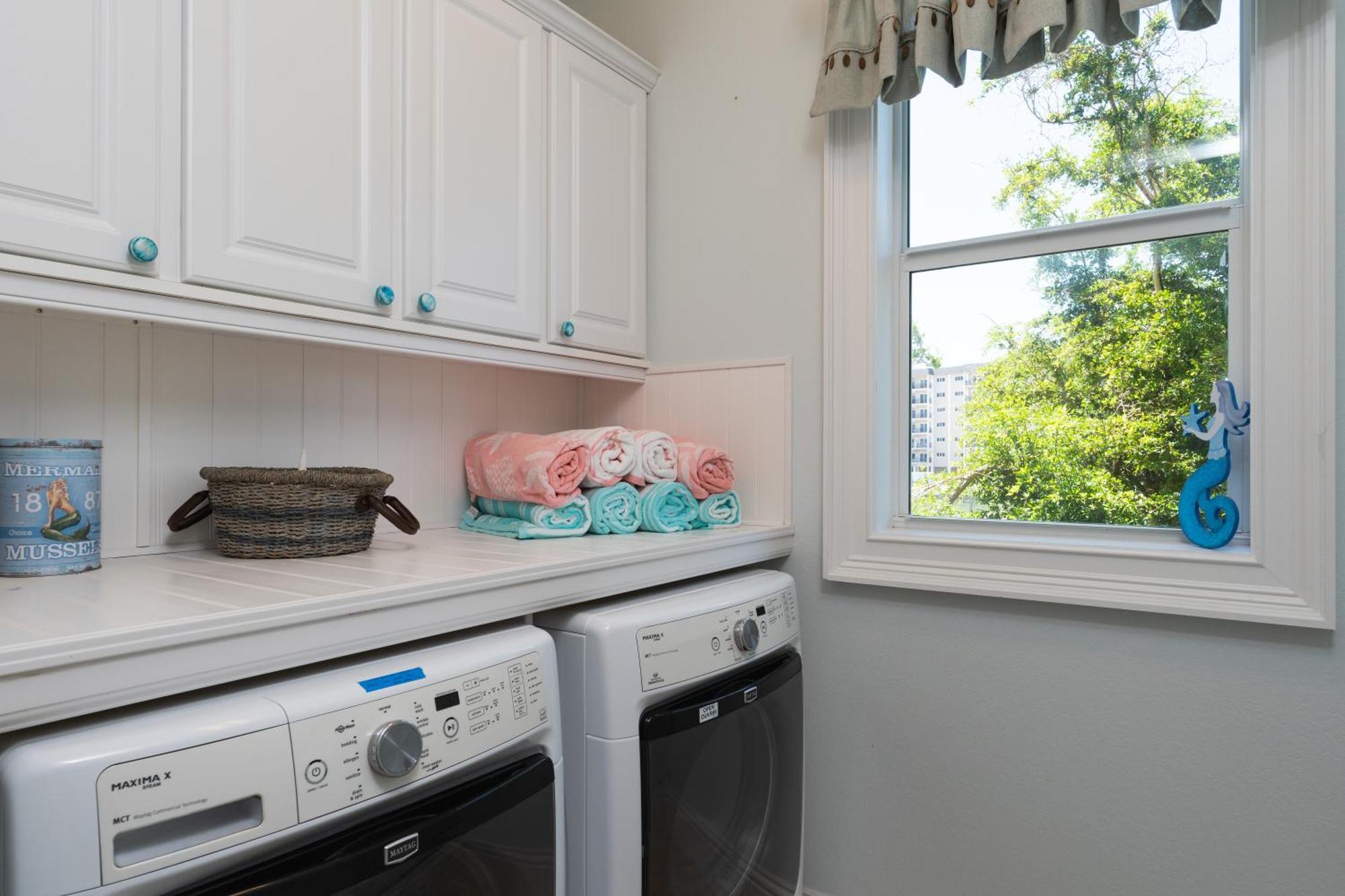 Freshly Squeezed: 5br, Pool, & Canal Views *