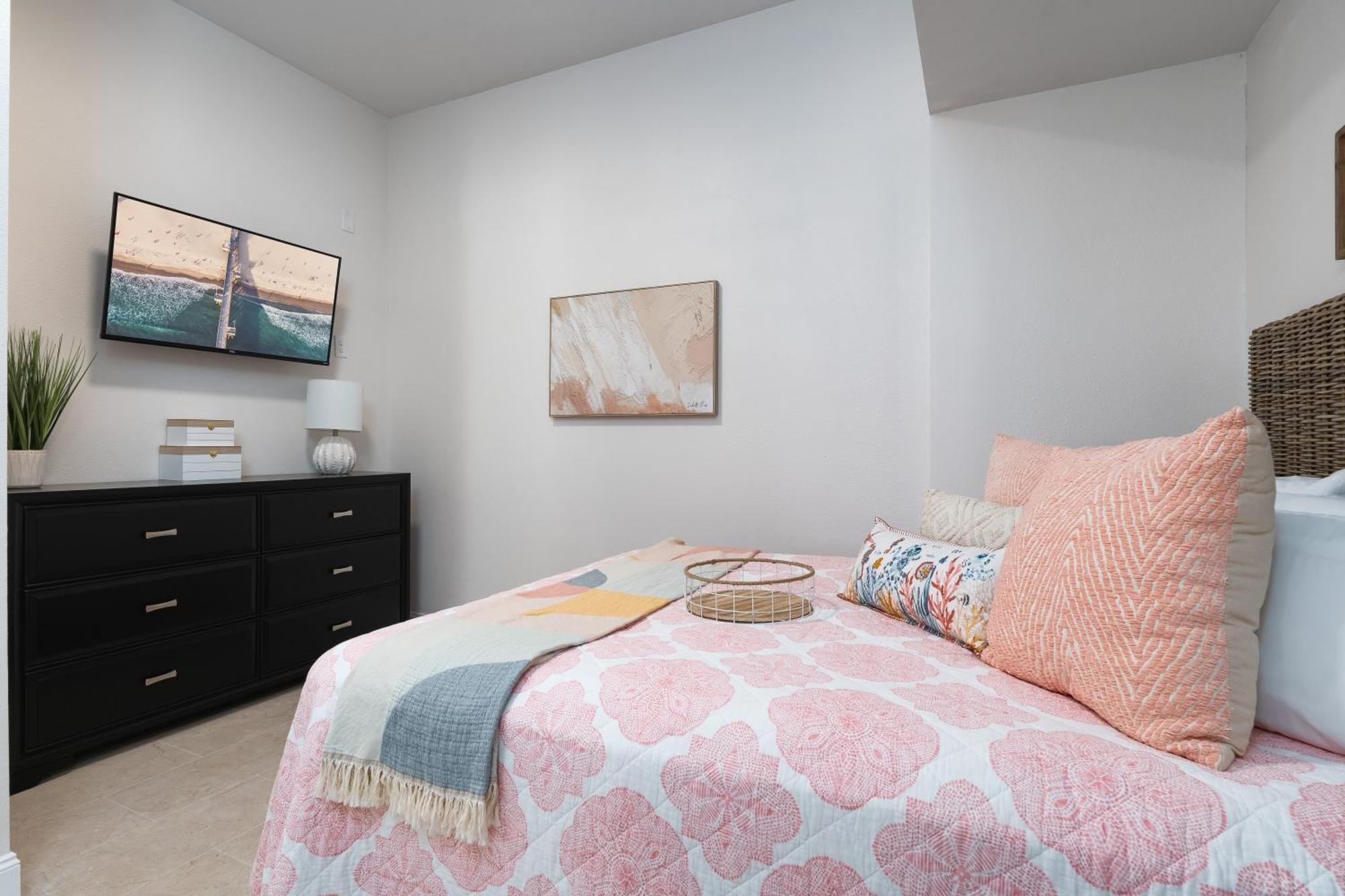 Freshly Squeezed: 5br, Pool, & Canal Views