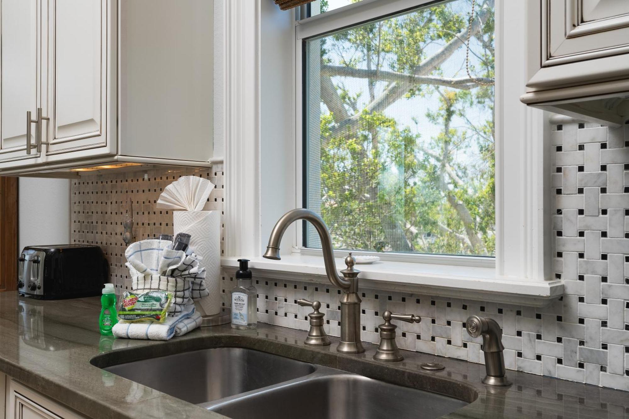 Freshly Squeezed: 5br, Pool, & Canal Views *