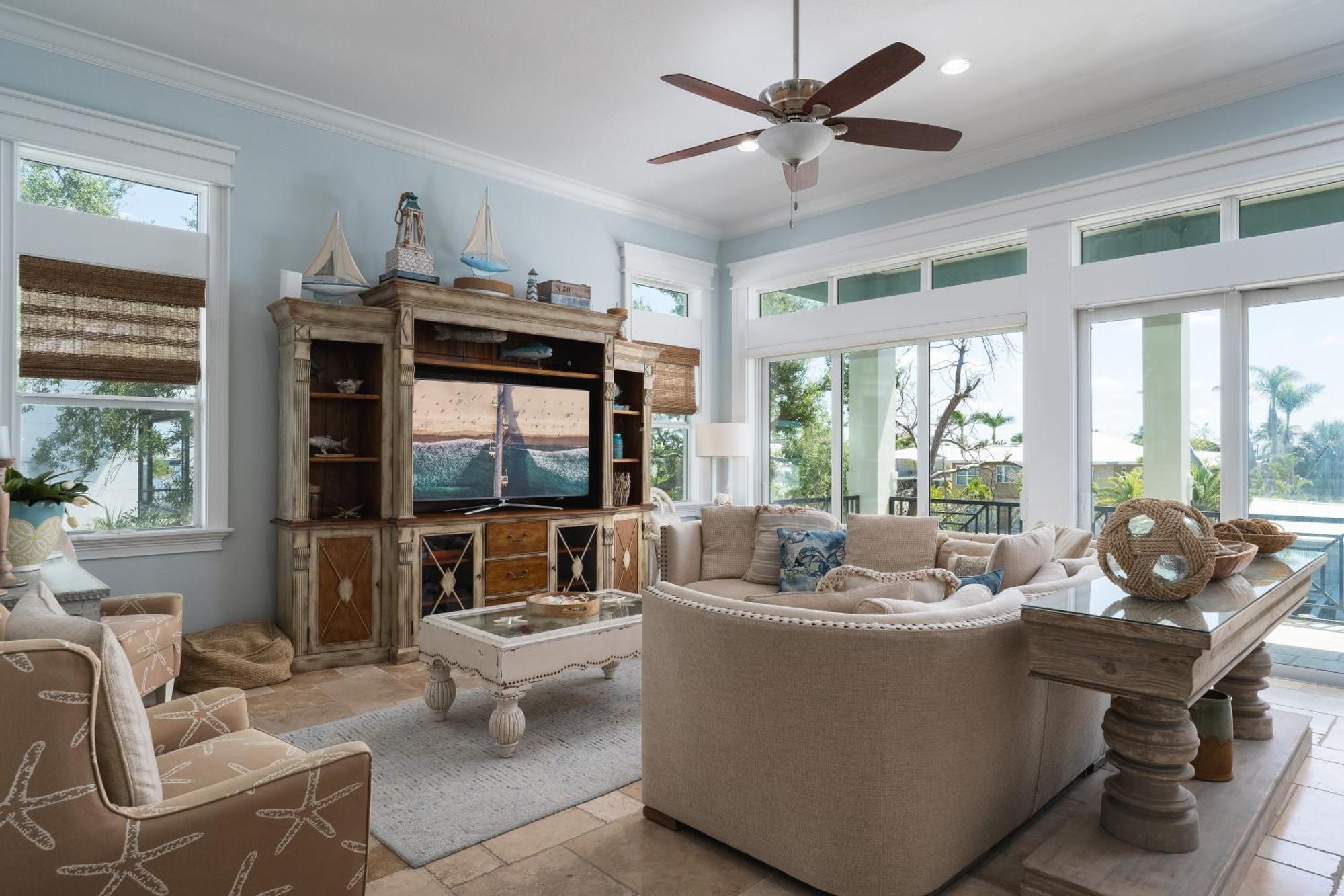 Freshly Squeezed: 5br, Pool, & Canal Views Holiday home