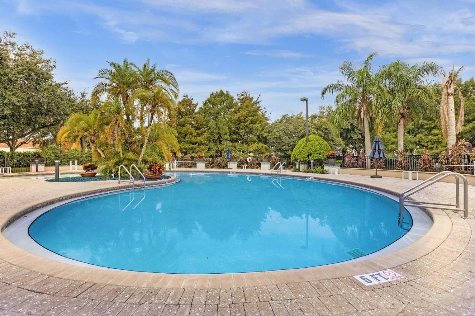 4 Bedrooms - Sleeps 10 At Lucaya Vilage Holiday home