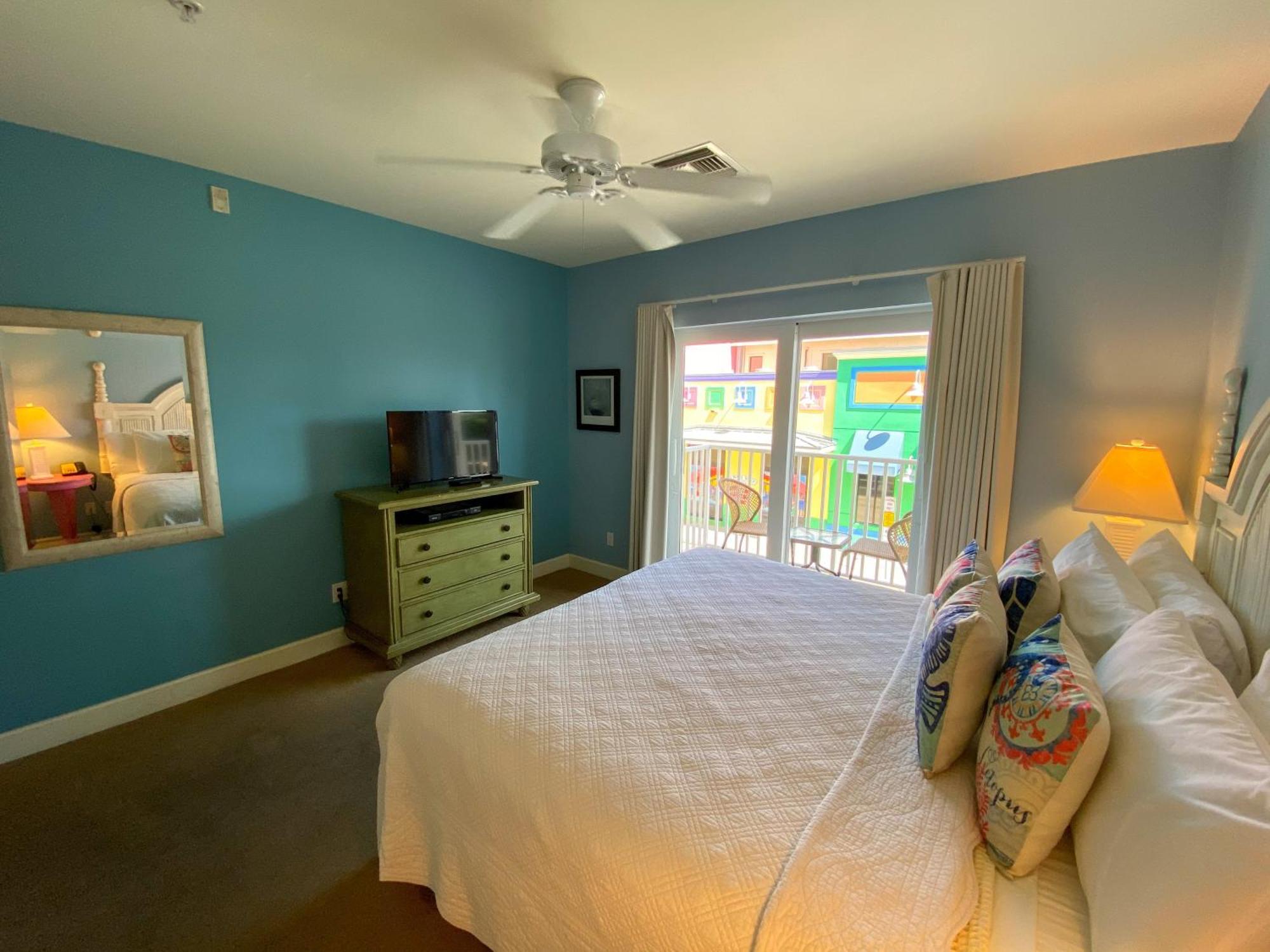 Secluded Escape: Pool, Near Times Square Holiday home