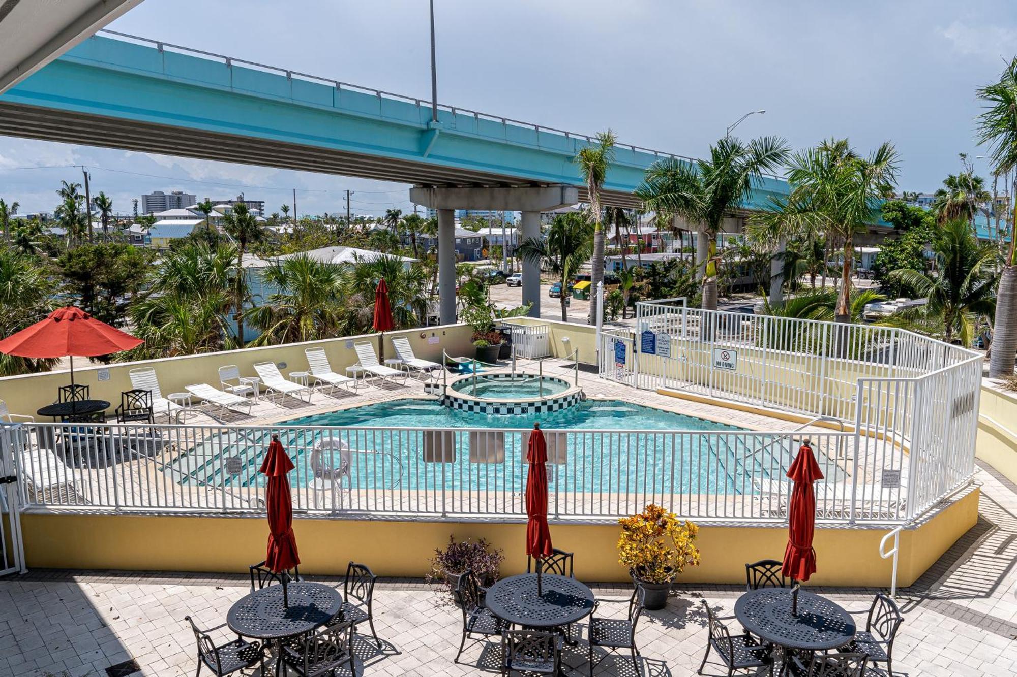 Secluded Escape: Pool, Near Times Square Holiday home *