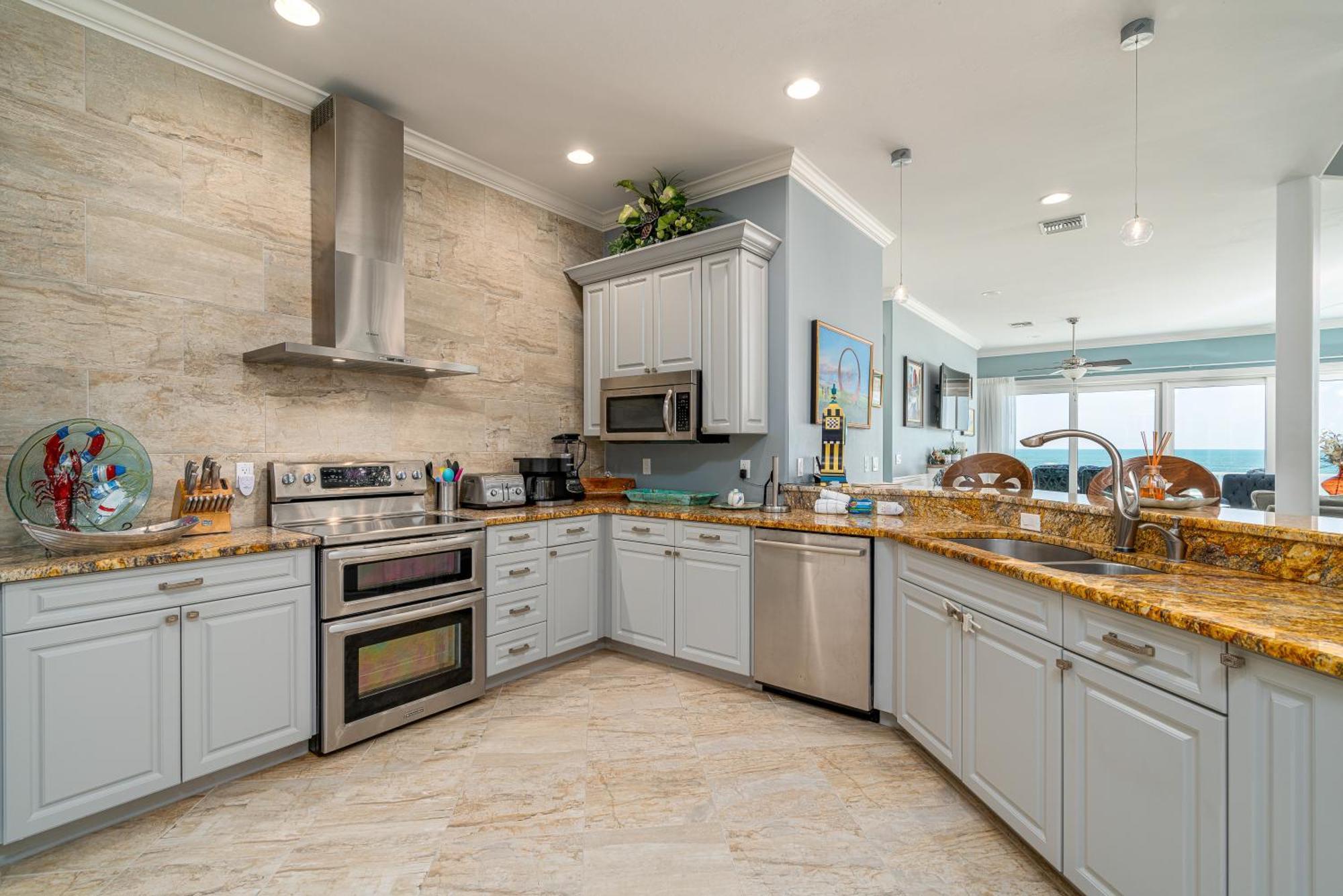 Oceanview Luxury: Sunset Views, Pool, Access Fort Myers Beach