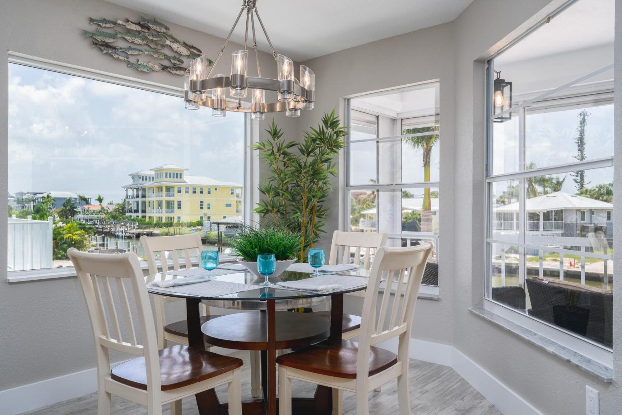 Waterfront Paradise: Cozy 3br With Hot Tub & Dock Holiday home
