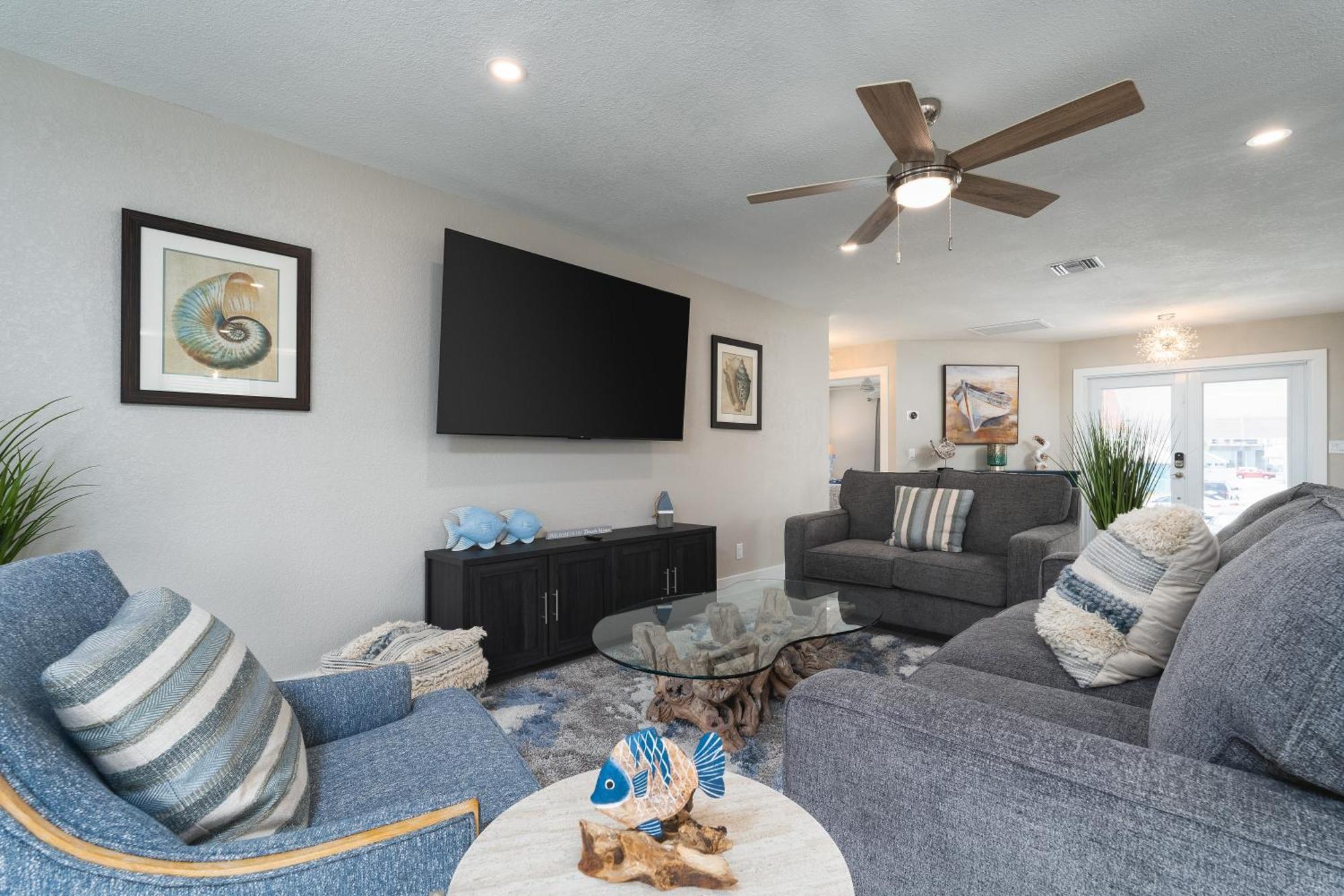 Waterfront Paradise: Cozy 3br With Hot Tub & Dock Holiday home *