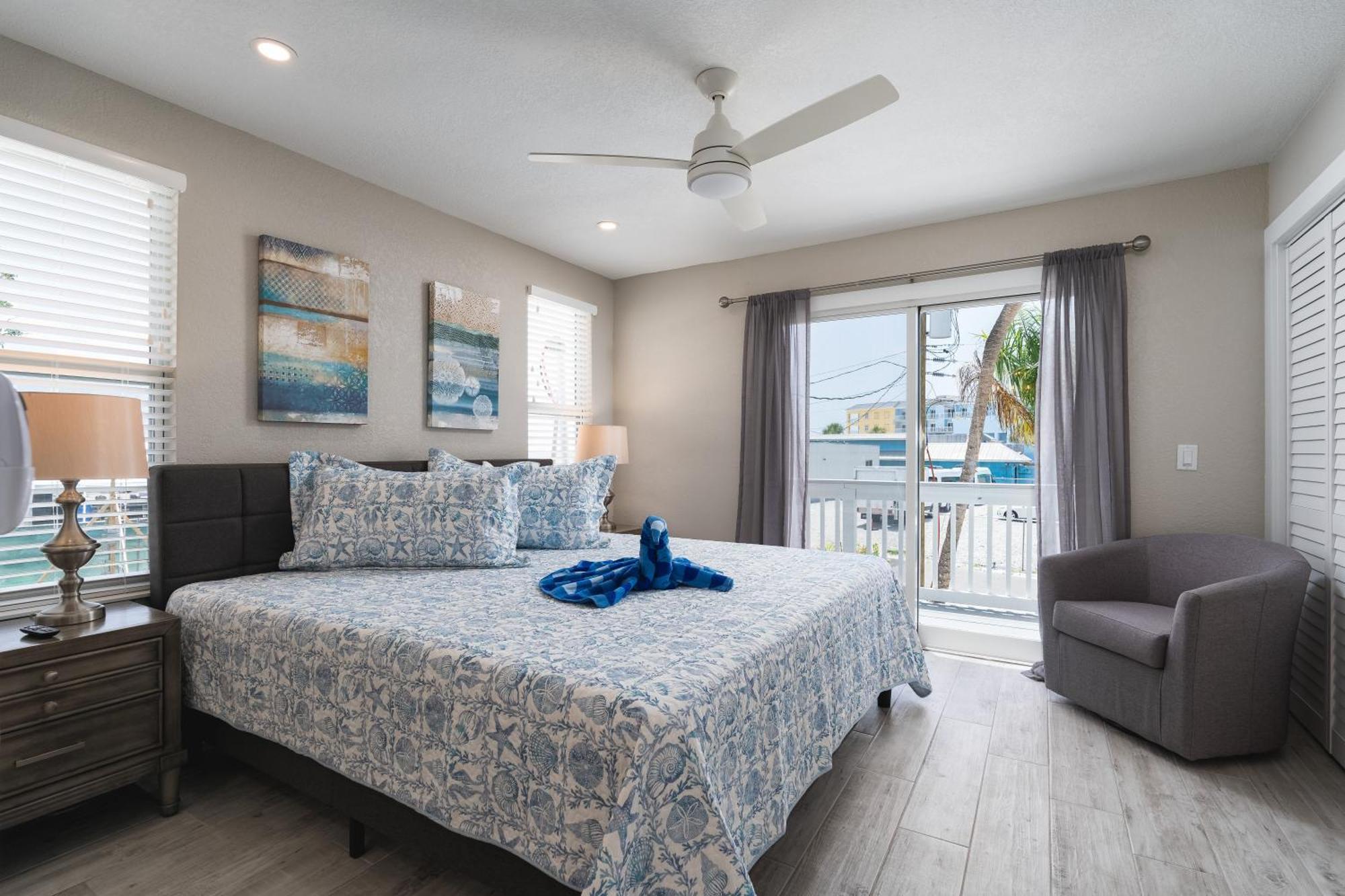 Waterfront Paradise: Cozy 3br With Hot Tub & Dock Holiday home *