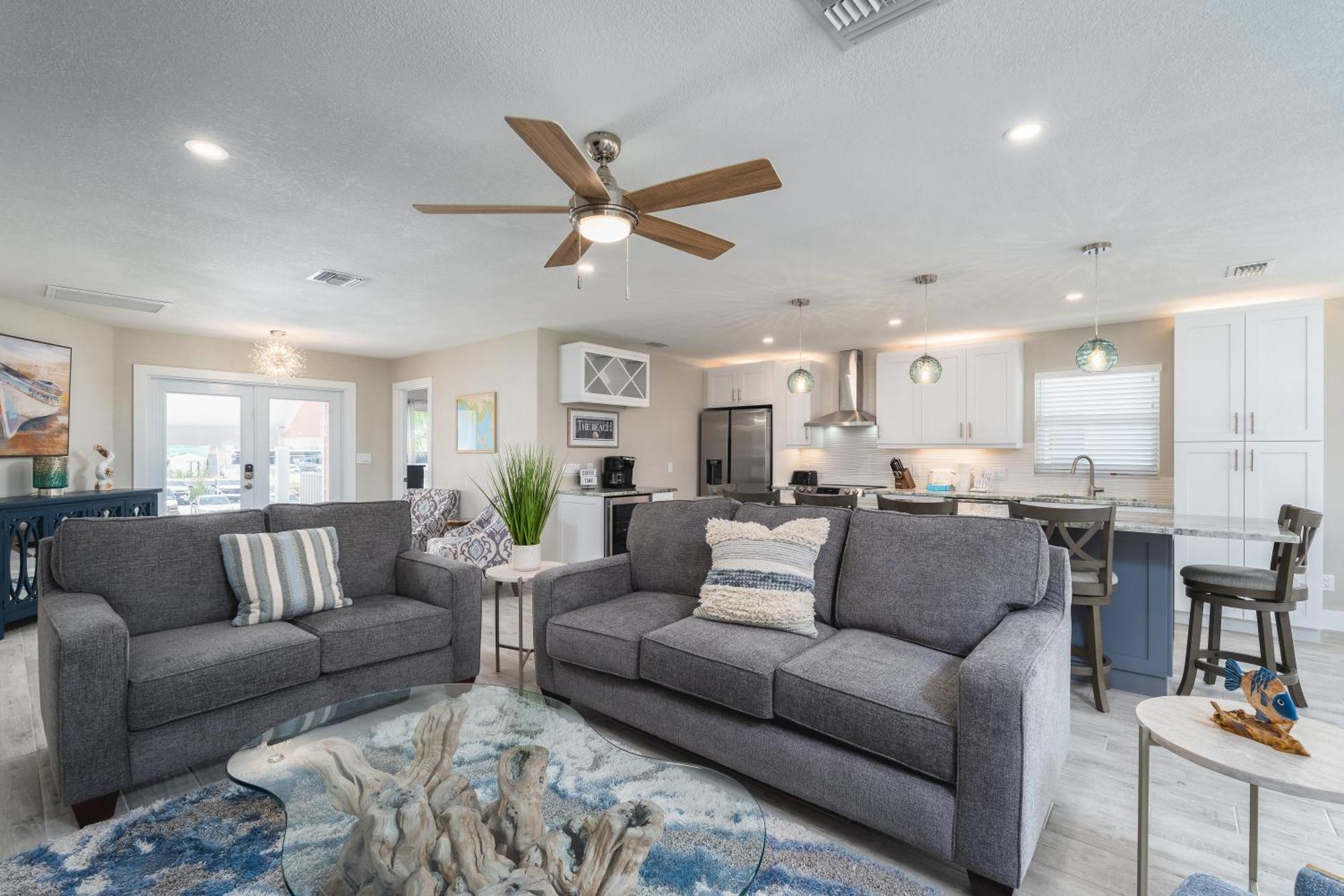Holiday home Waterfront Paradise: Cozy 3br With Hot Tub & Dock