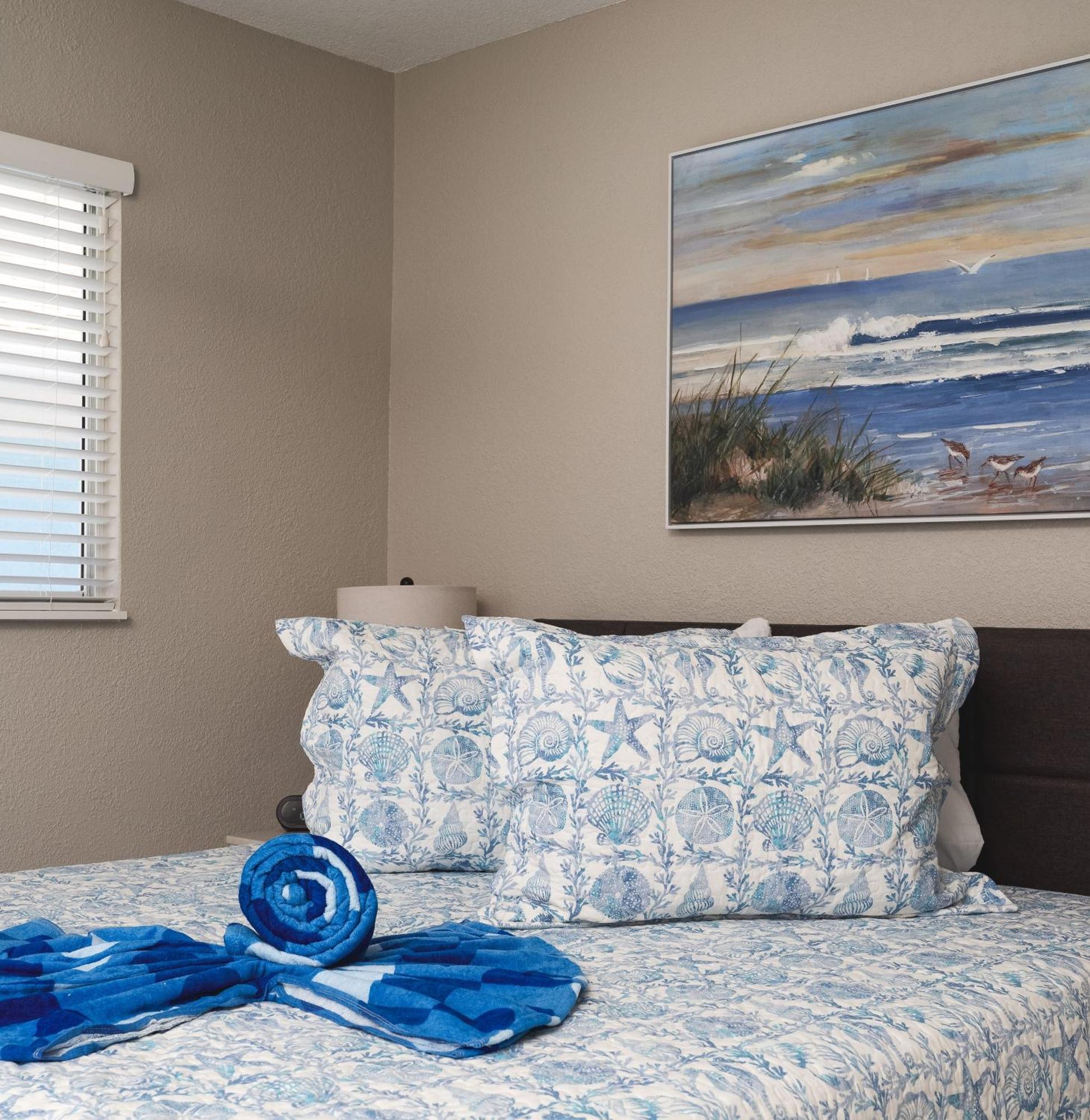 Holiday home Waterfront Paradise: Cozy 3br With Hot Tub & Dock *