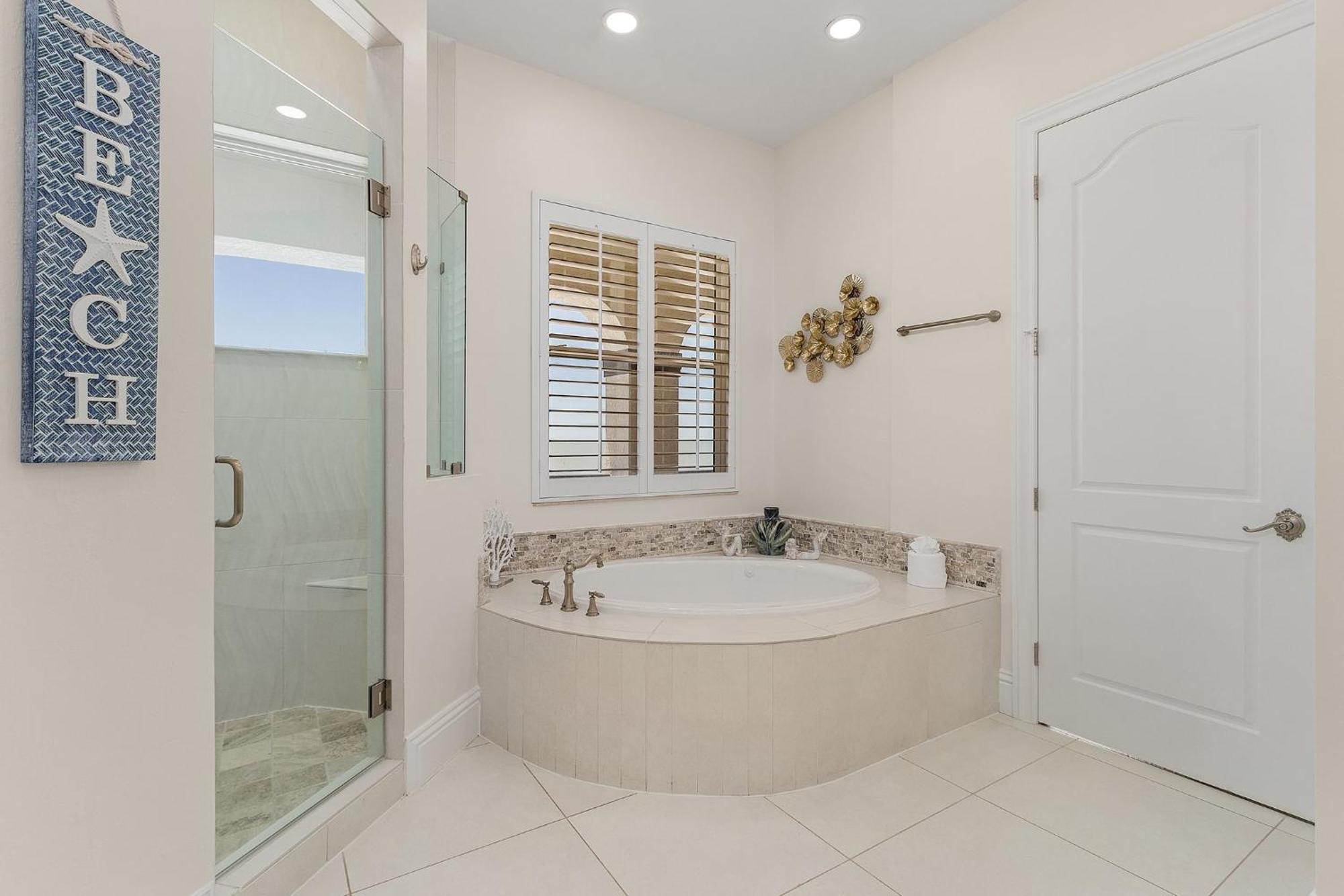 Holiday home Beachfront 5br: Heated Pool, Spa, Elevator, Views