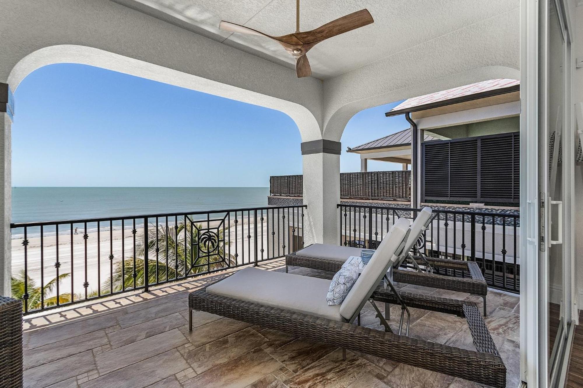 Beachfront 5br: Heated Pool, Spa, Elevator, Views Holiday home *