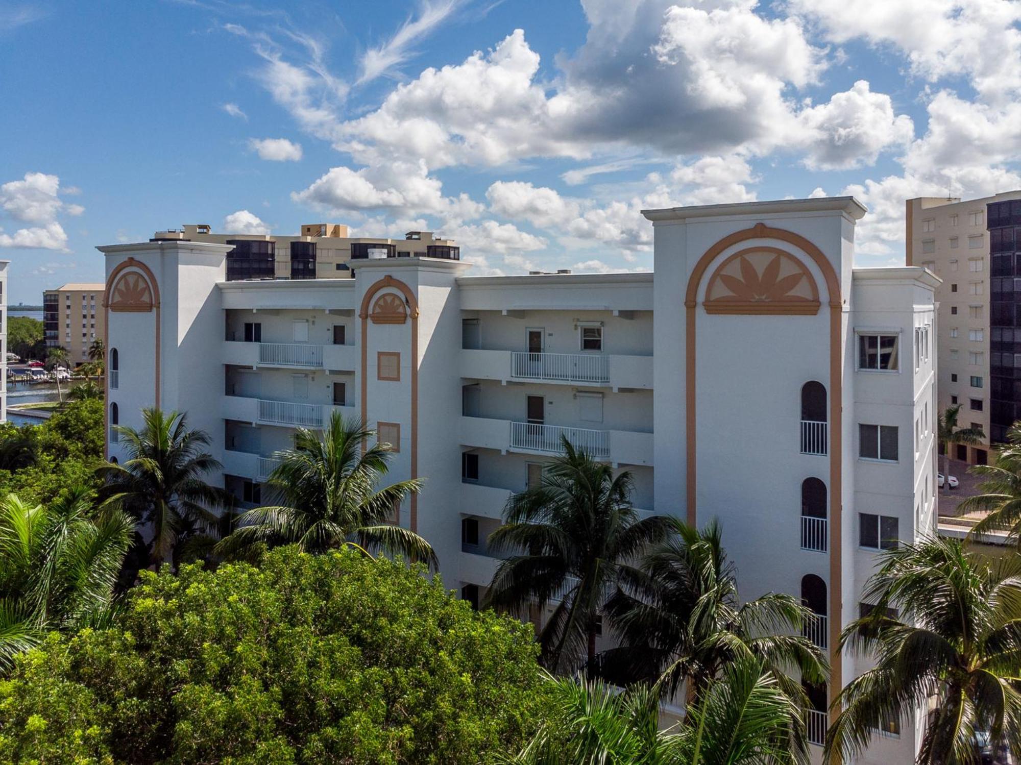 Beachside W/ Pool, Lanai & Walk To * Fort Myers Beach
