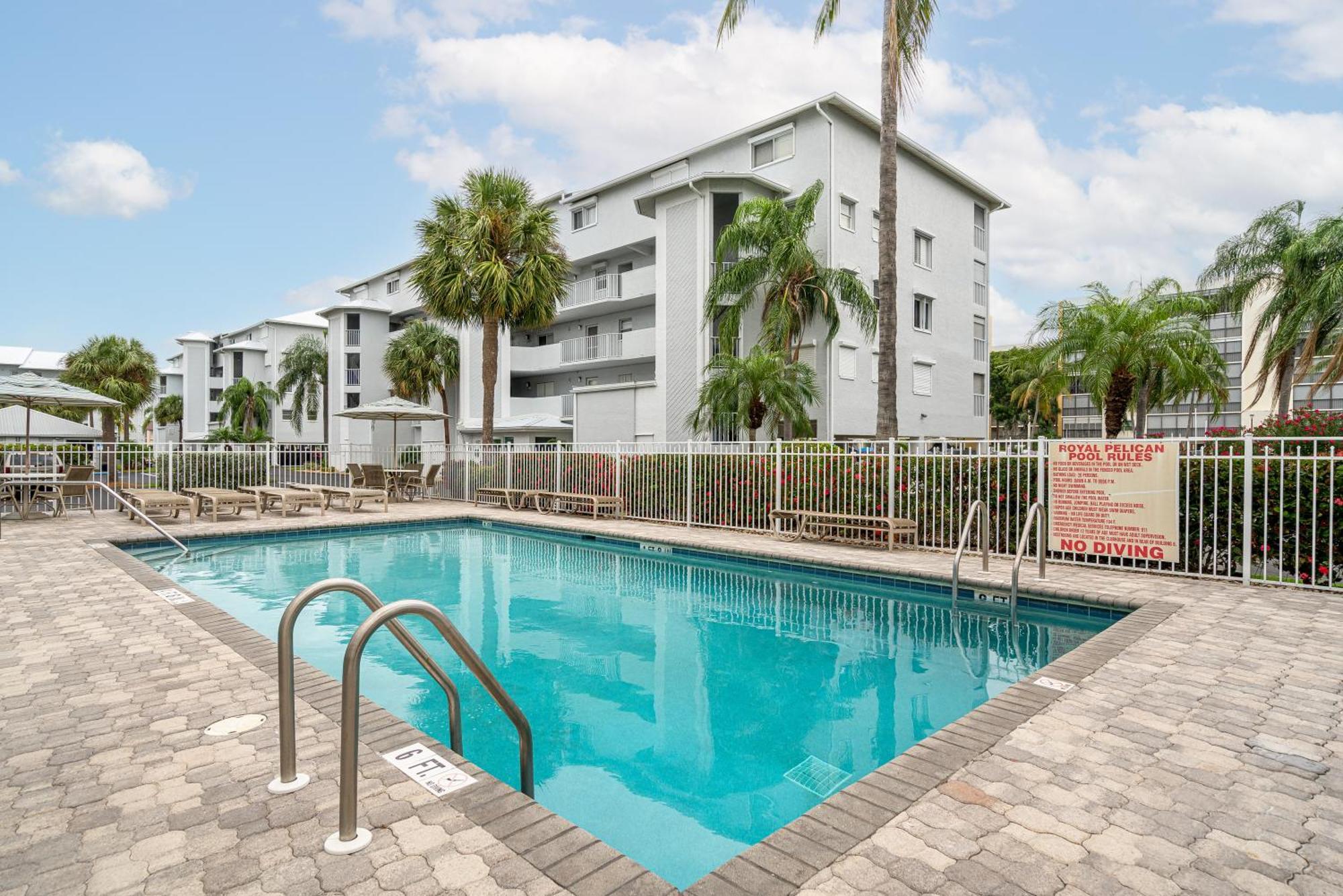 Beachside W/ Pool, Lanai & Walk To Fort Myers Beach