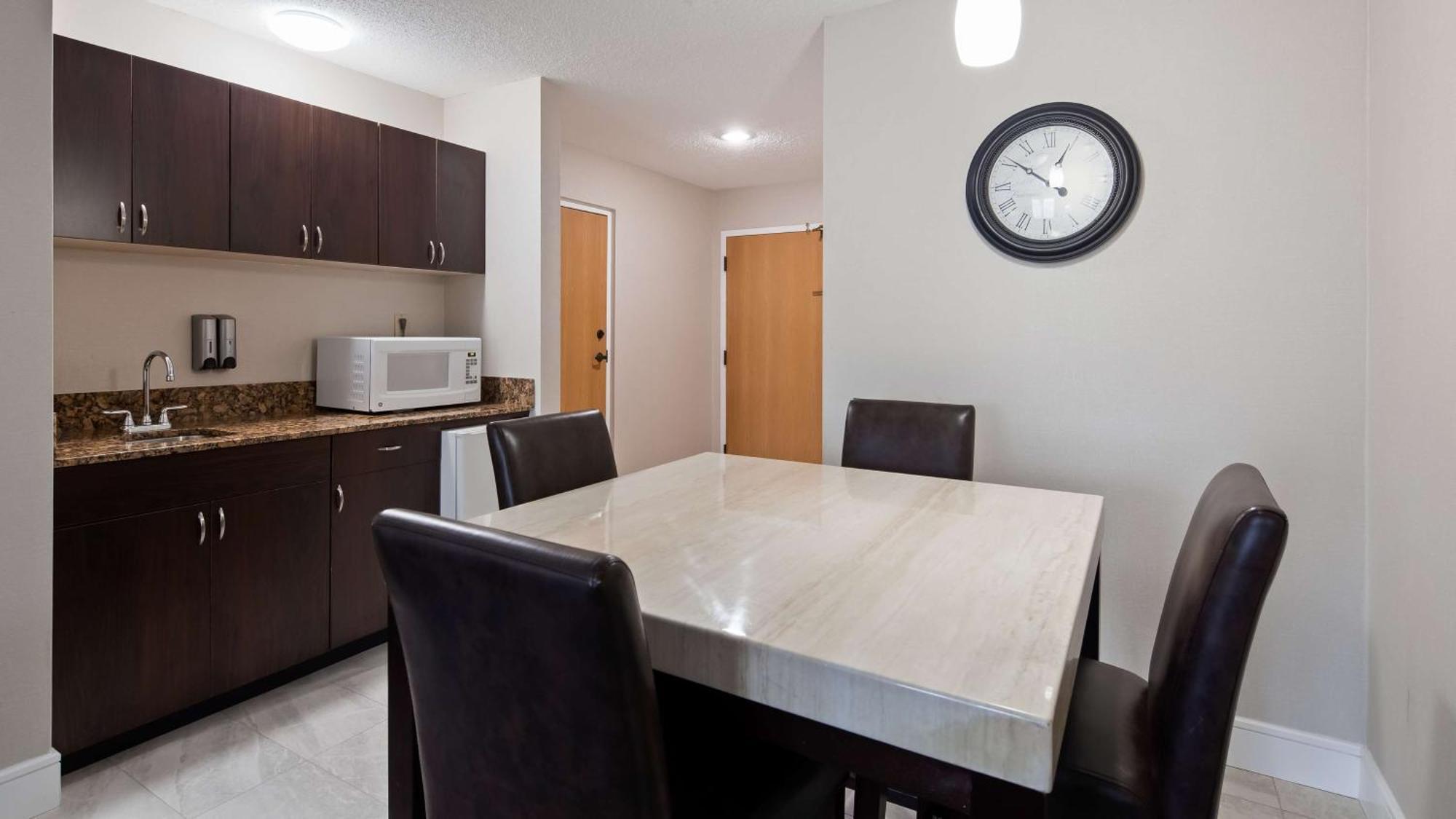 Western Ambassador Hotel 3*