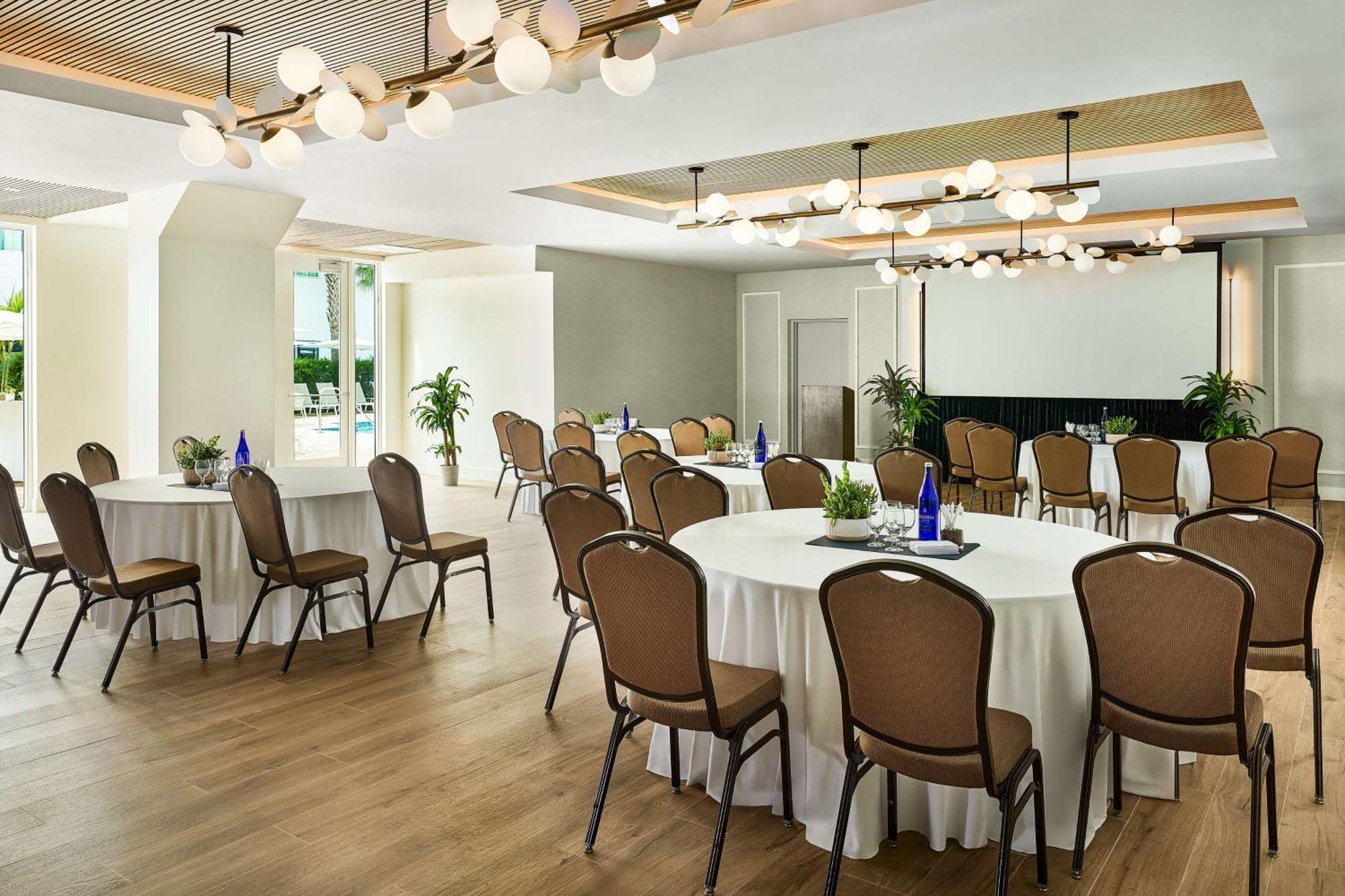 Resort Faro Blanco & Yacht Club Marathon, Curio By Hilton