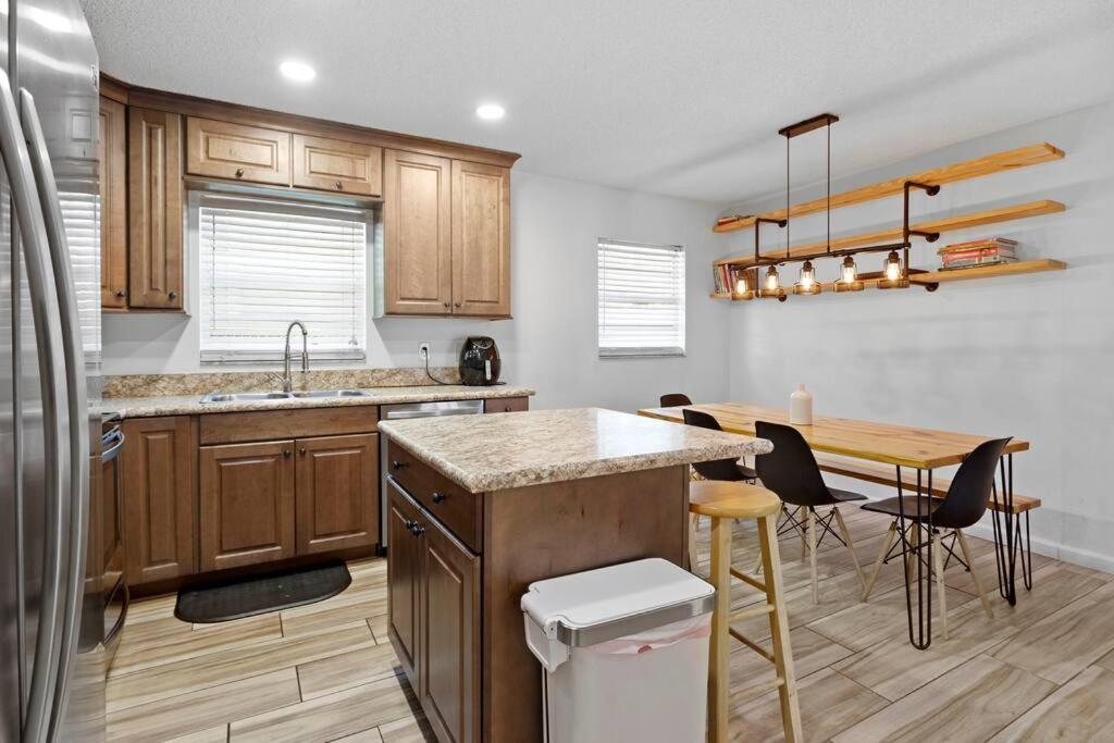Apartment 6 Minutes Away From The 4 Bd Retreat W Free Parking *
