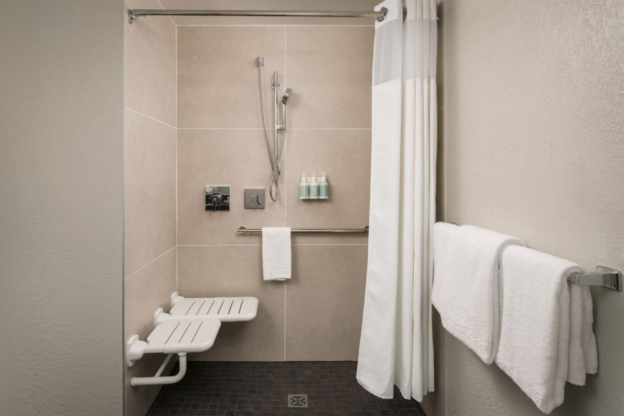 Courtyard West Hotel 3*