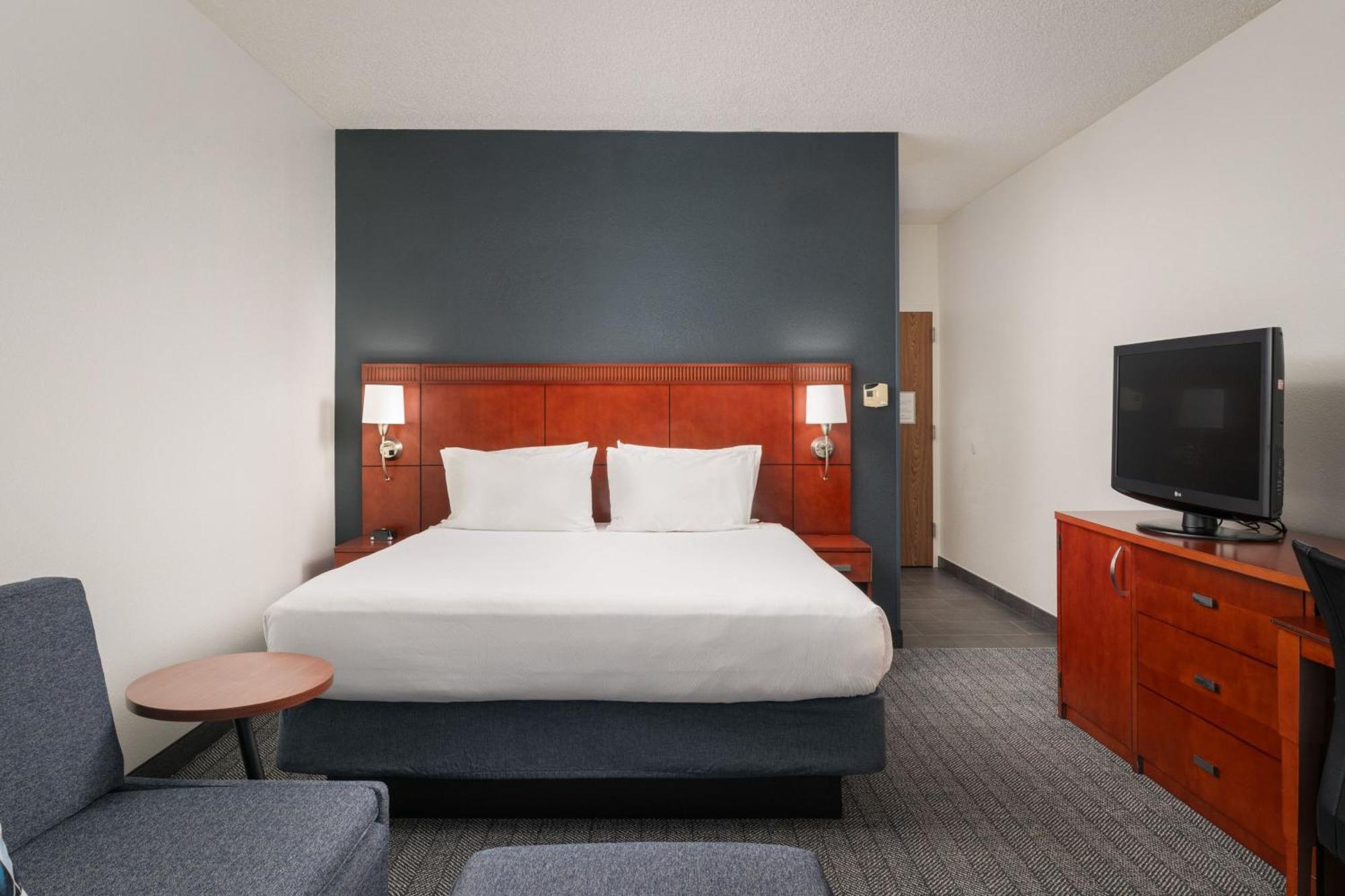 Courtyard West Hotel 3*