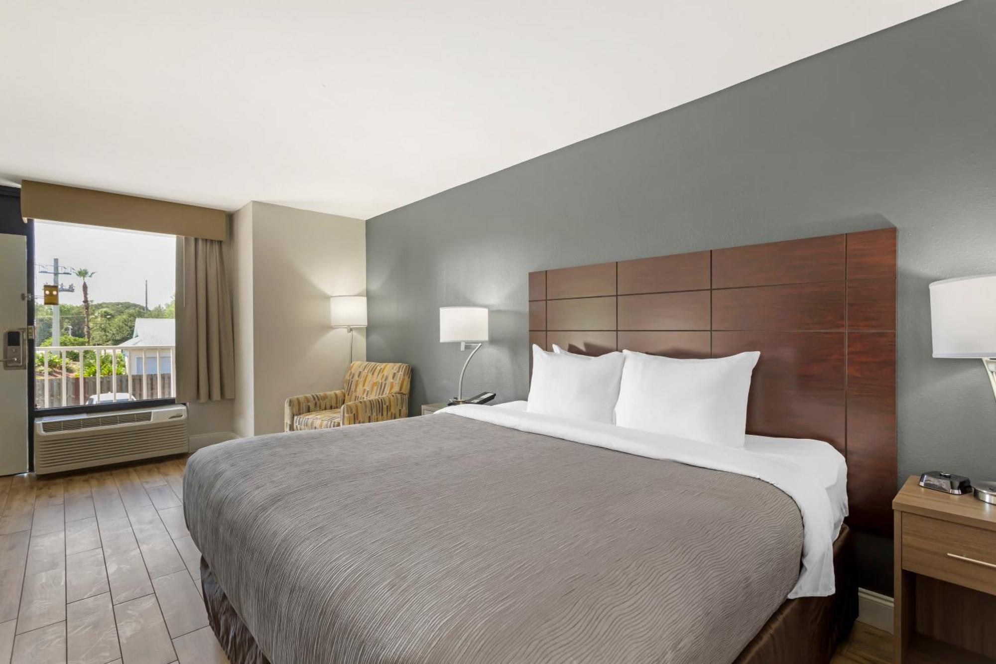 Quality & St Augustine Area Hotel 2*
