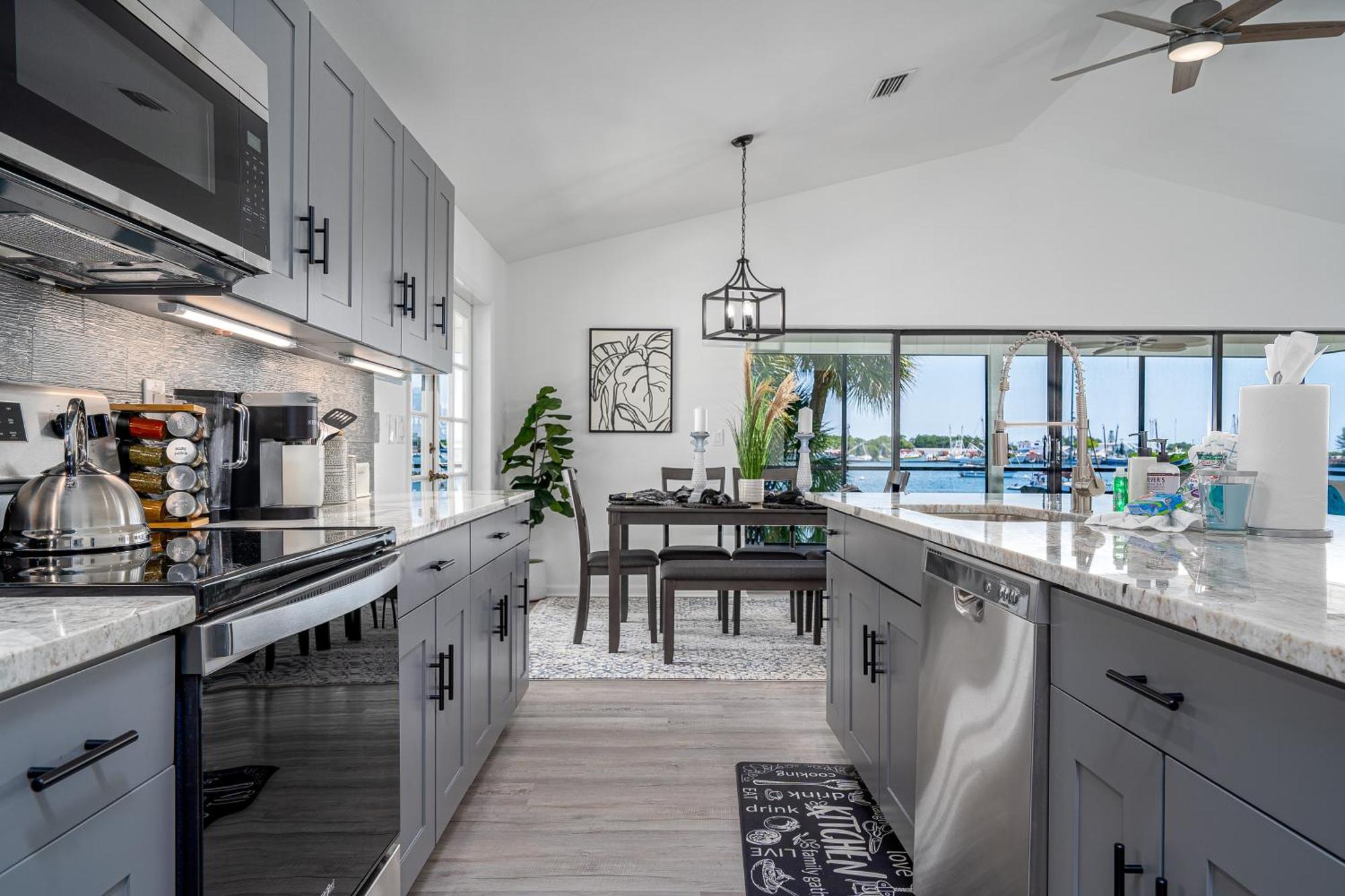 180° Bay Views, Newly Remodeled, Walk To Holiday home