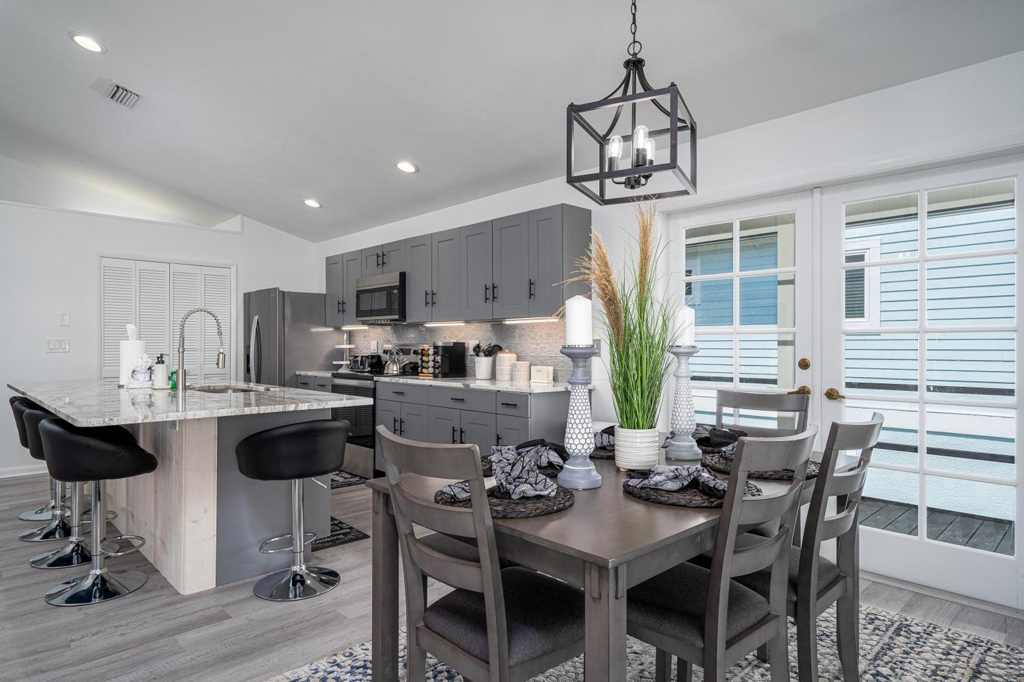 Holiday home 180° Bay Views, Newly Remodeled, Walk To